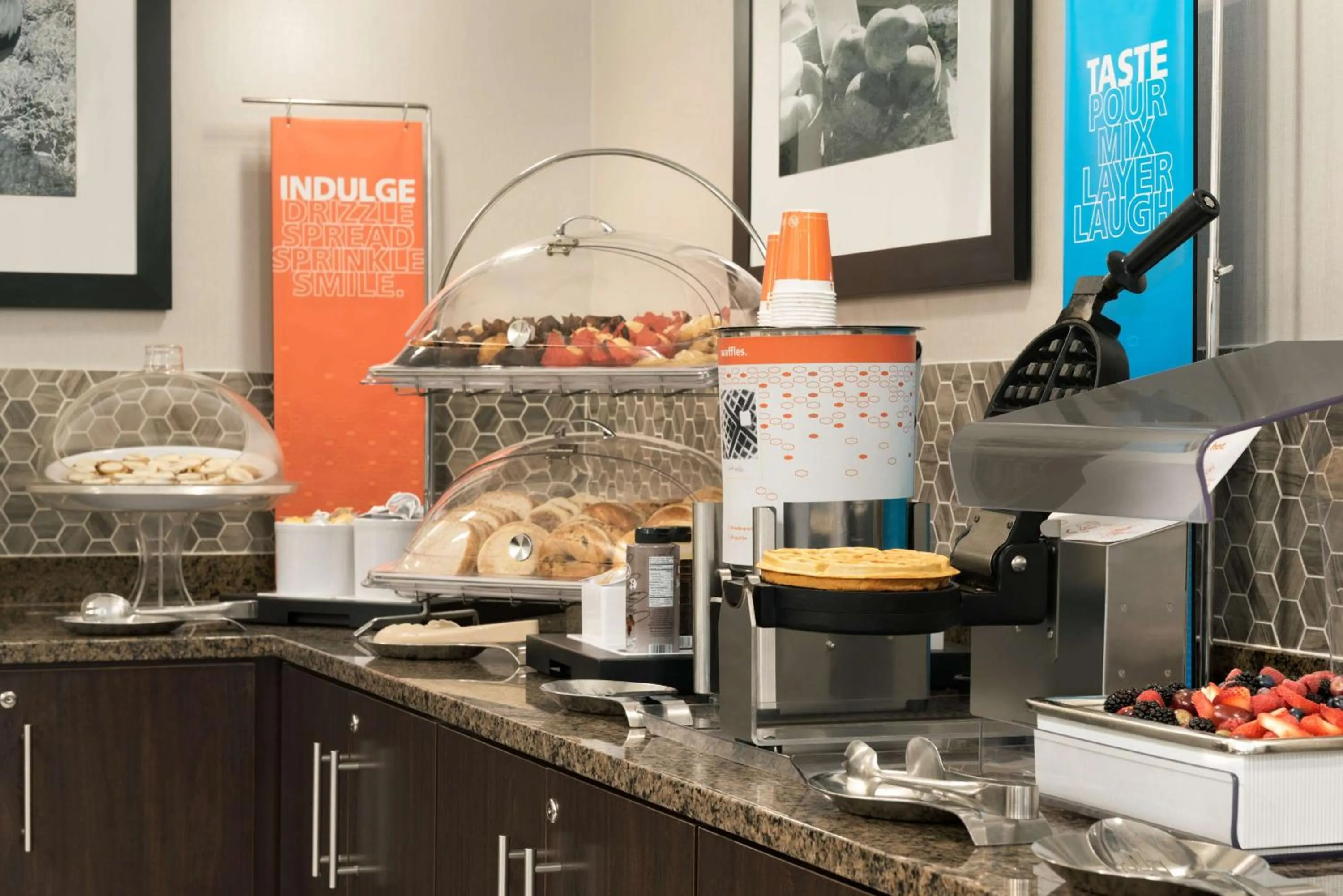 Dining area in Hampton Inn Appleton-Fox River Mall Area