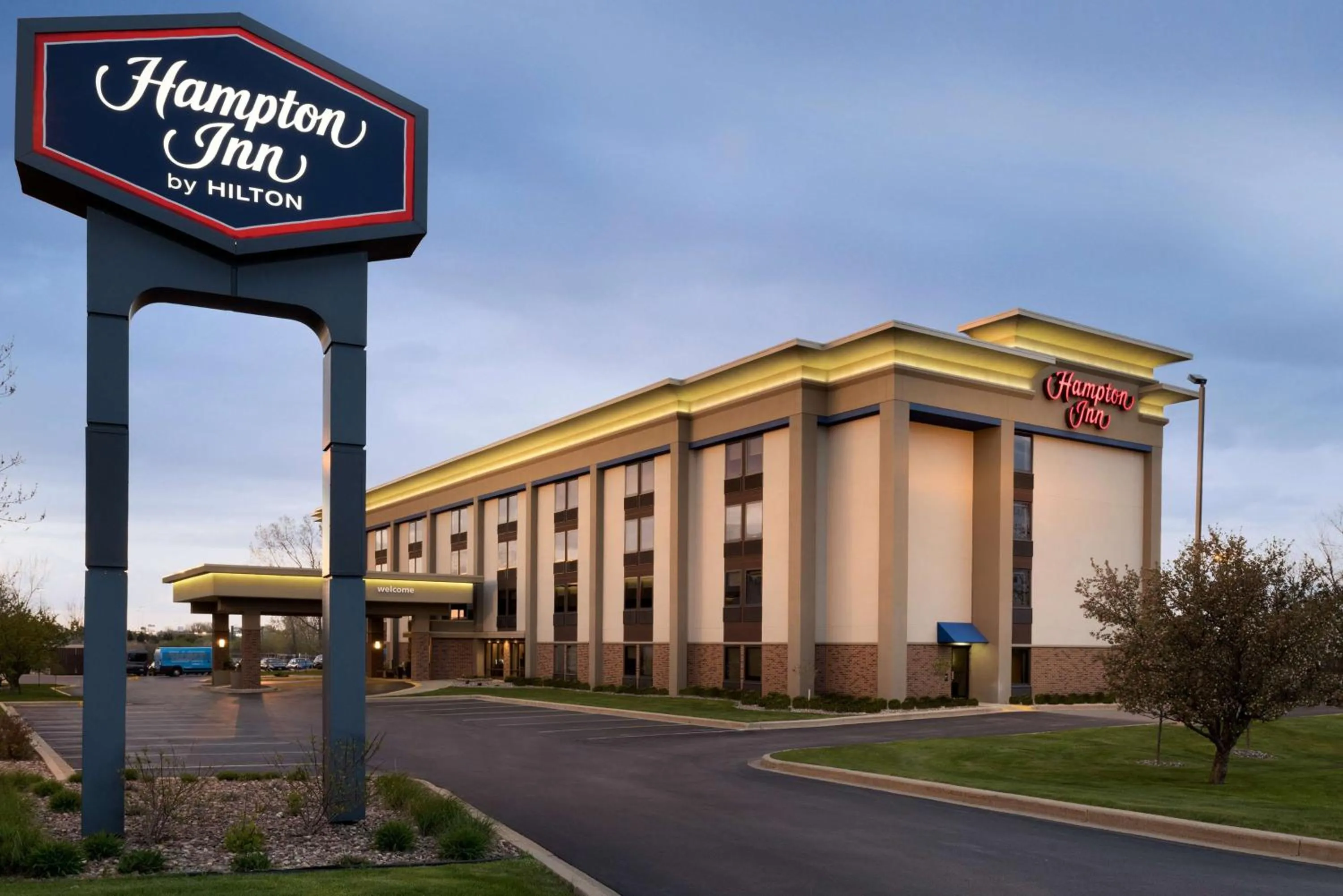 Property building in Hampton Inn Appleton-Fox River Mall Area