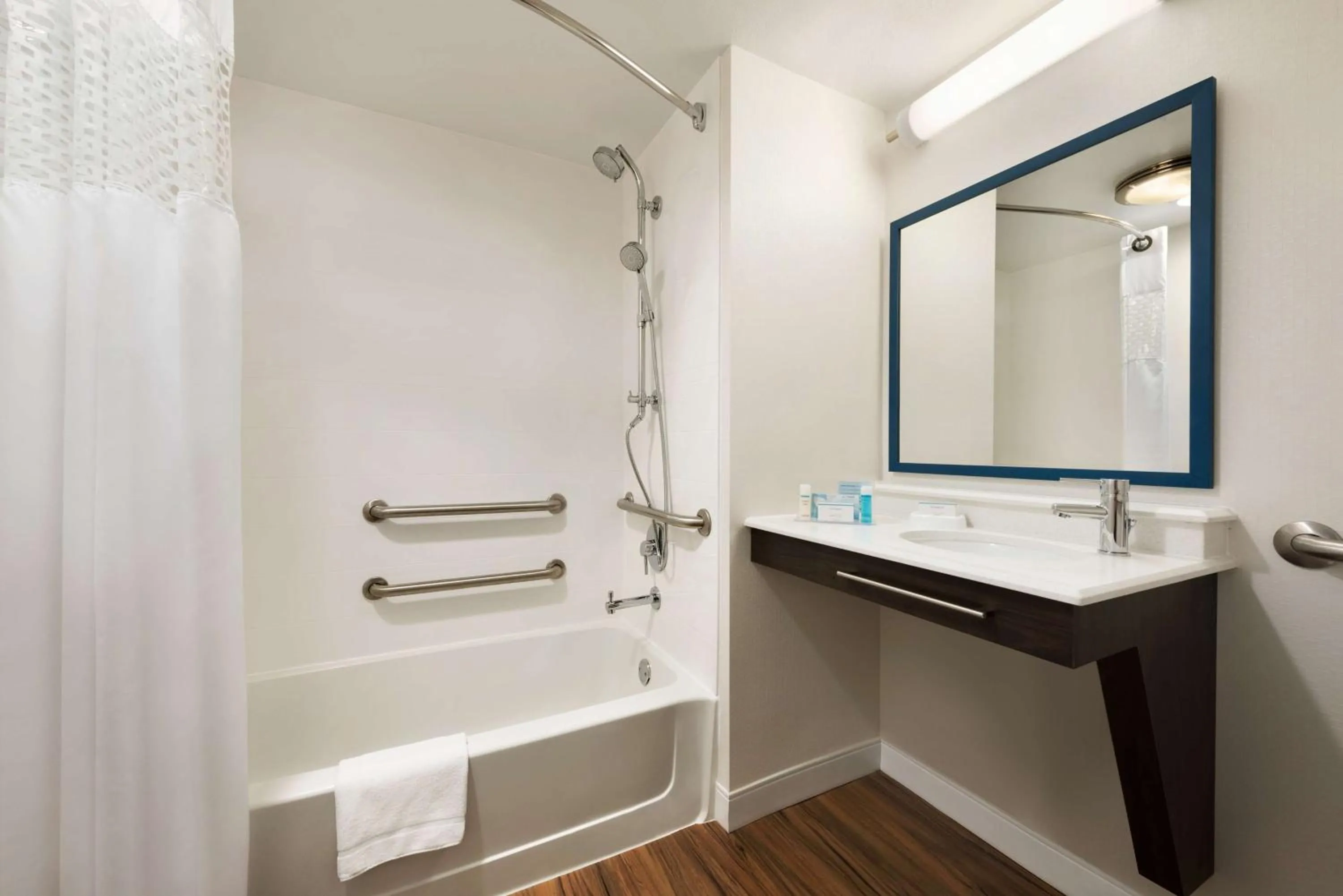 Bathroom in Hampton Inn Appleton-Fox River Mall Area