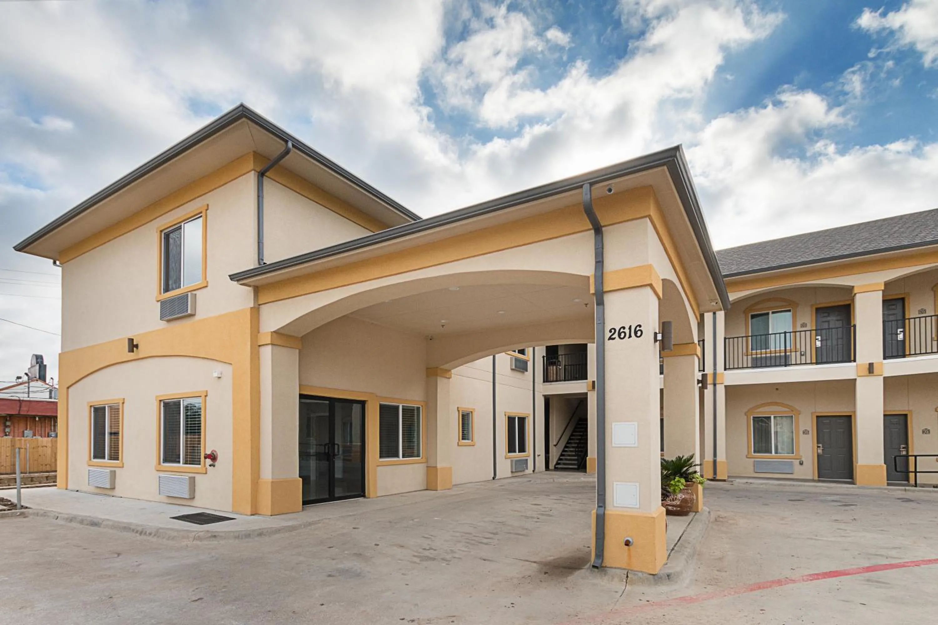 Property building in Scottish Inns & Suites