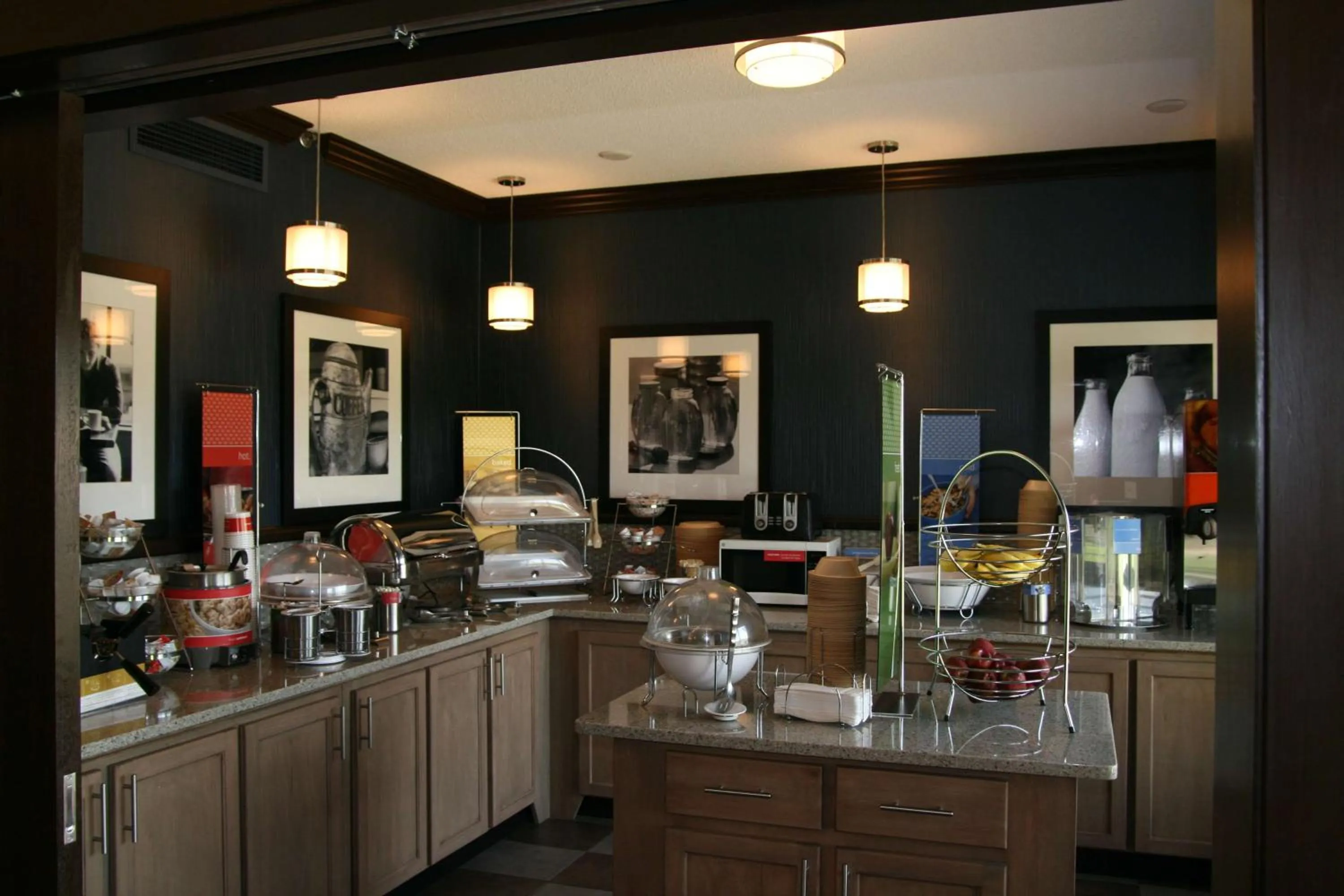 Dining area in Hampton Inn Dyersburg
