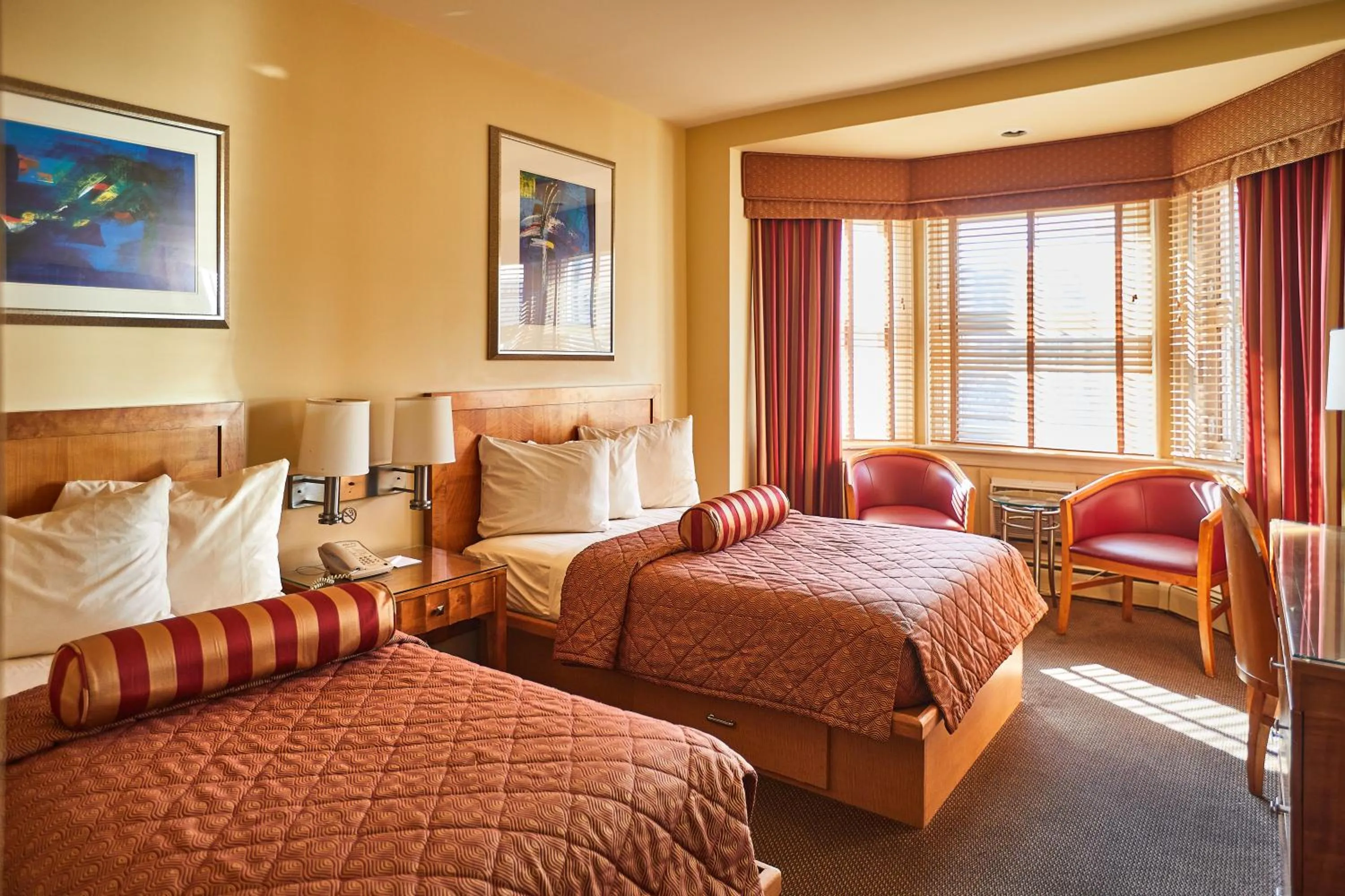 Day, Bed in Alexander Inn