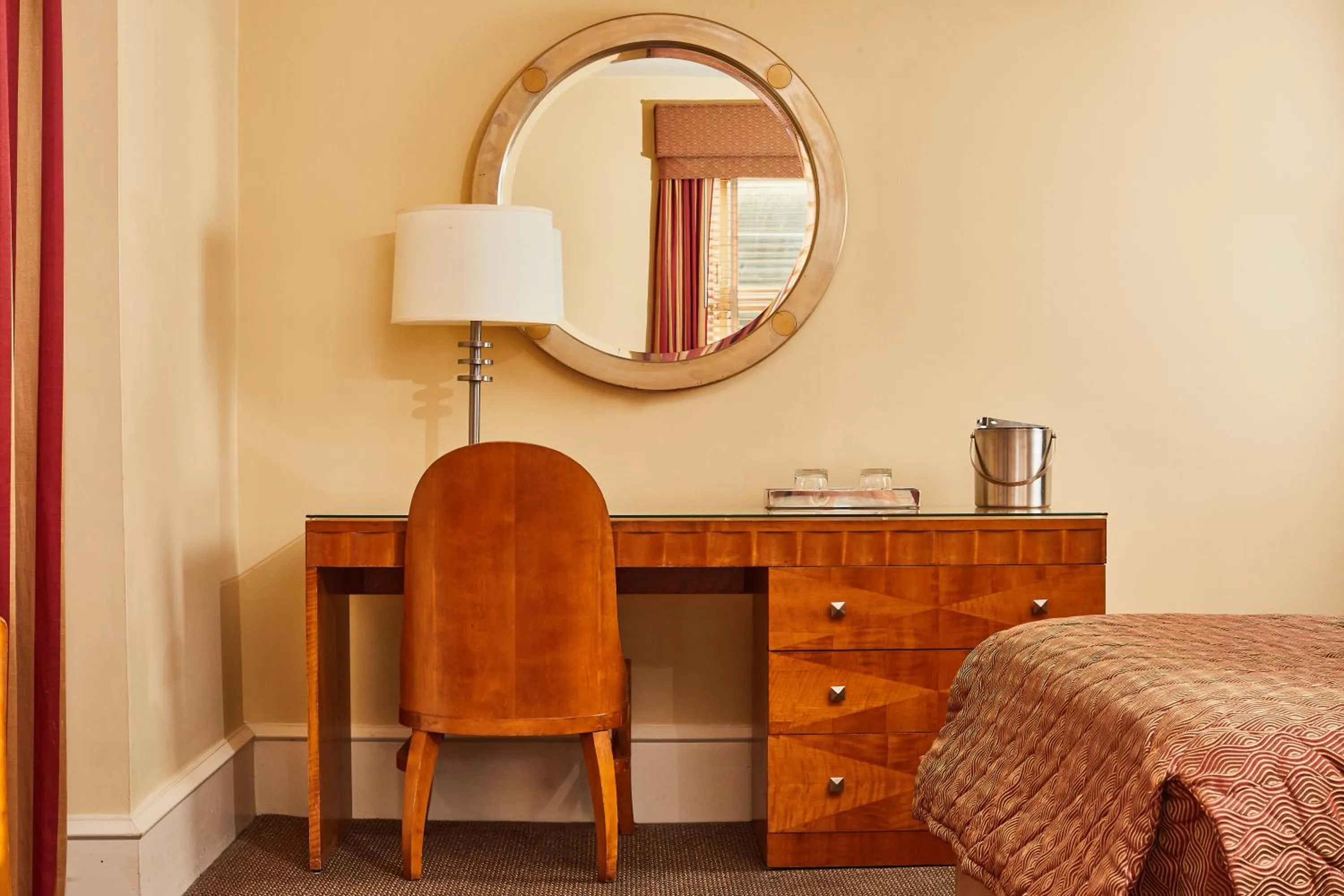 Day, Bed in Alexander Inn