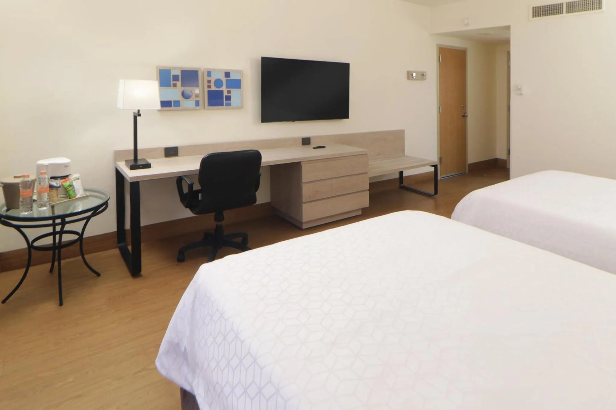 Photo of the whole room, Bed in Holiday Inn Express Monterrey Galerias-San Jeronimo by IHG