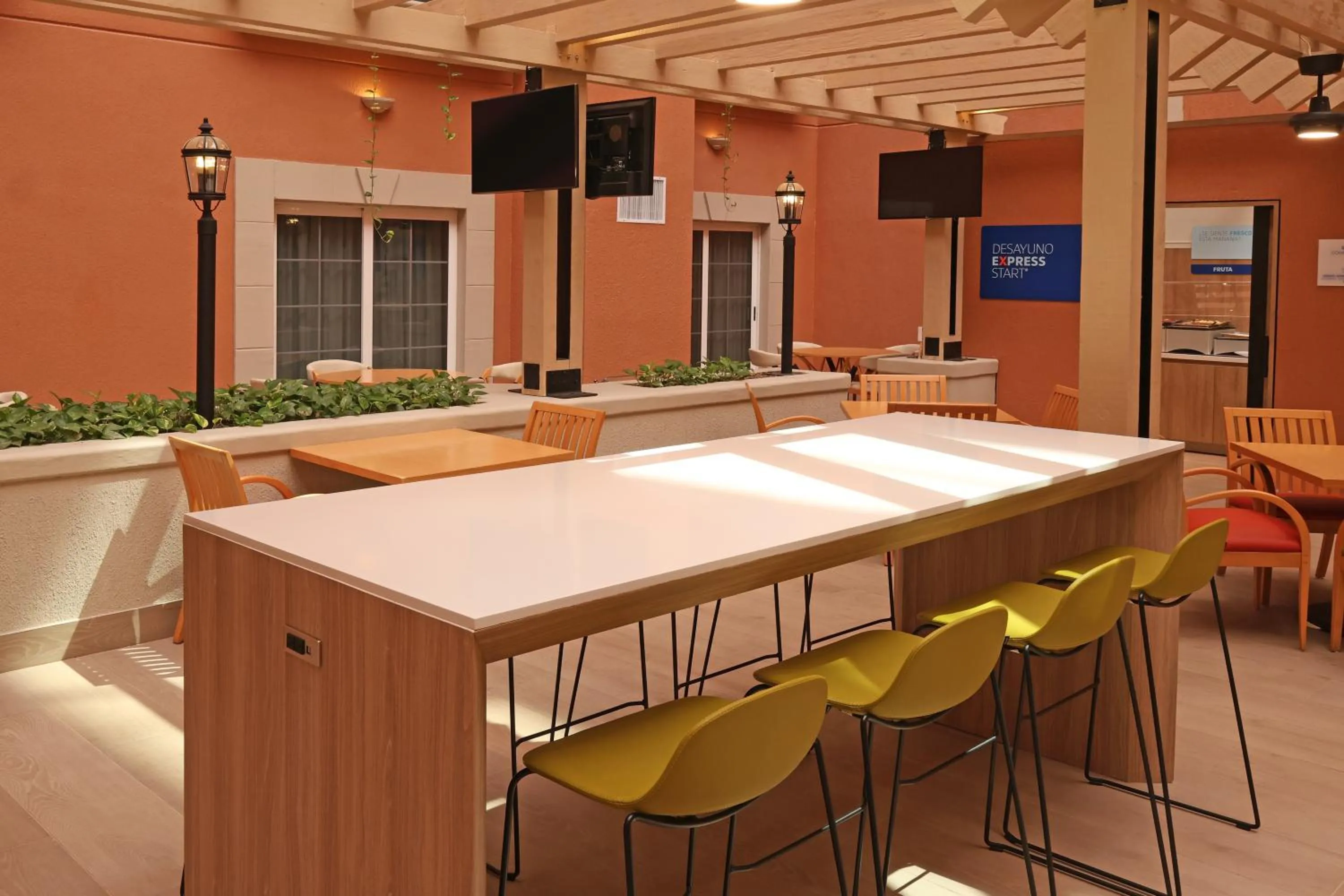 Restaurant/places to eat in Holiday Inn Express Monterrey Galerias-San Jeronimo by IHG