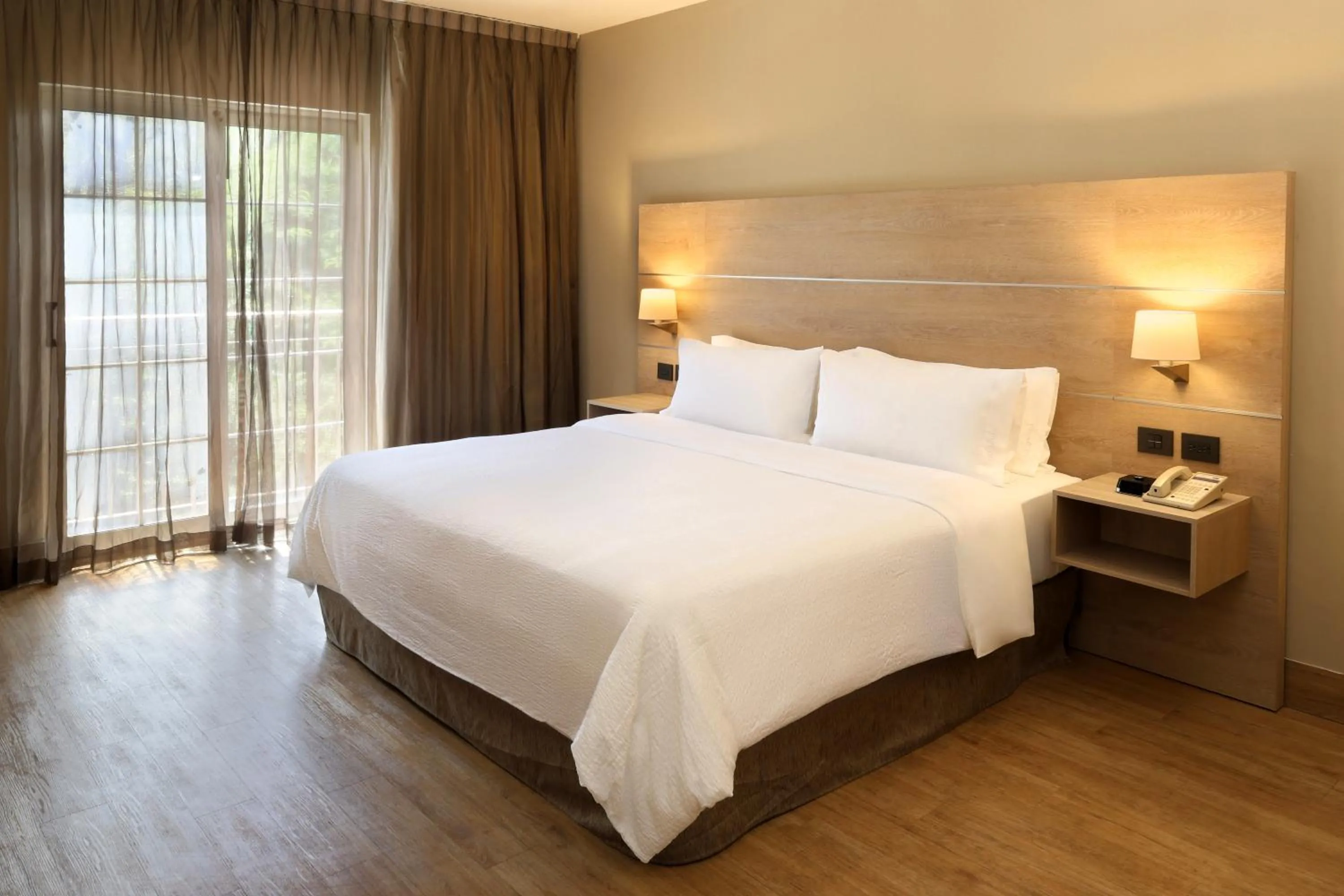 Photo of the whole room, Bed in Holiday Inn Express Monterrey Galerias-San Jeronimo by IHG