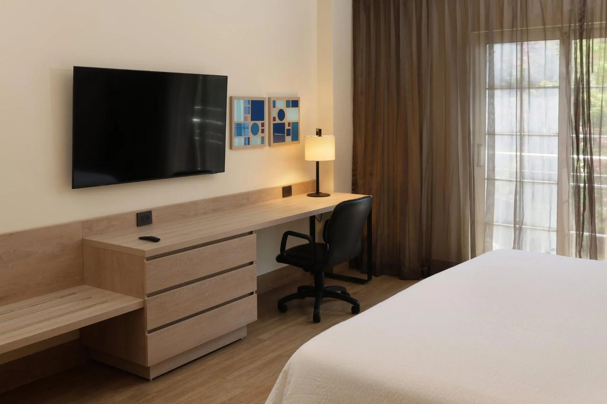 Photo of the whole room, Bed in Holiday Inn Express Monterrey Galerias-San Jeronimo by IHG