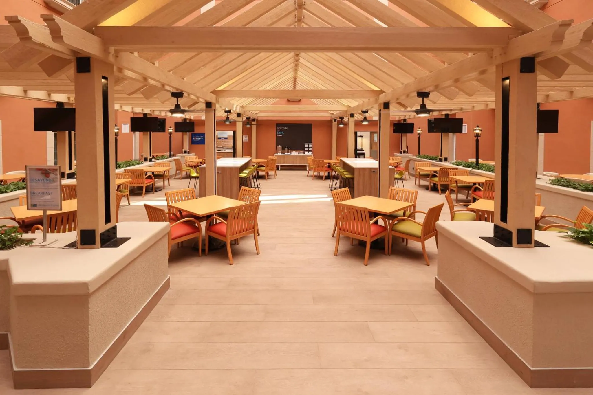 Restaurant/places to eat in Holiday Inn Express Monterrey Galerias-San Jeronimo by IHG