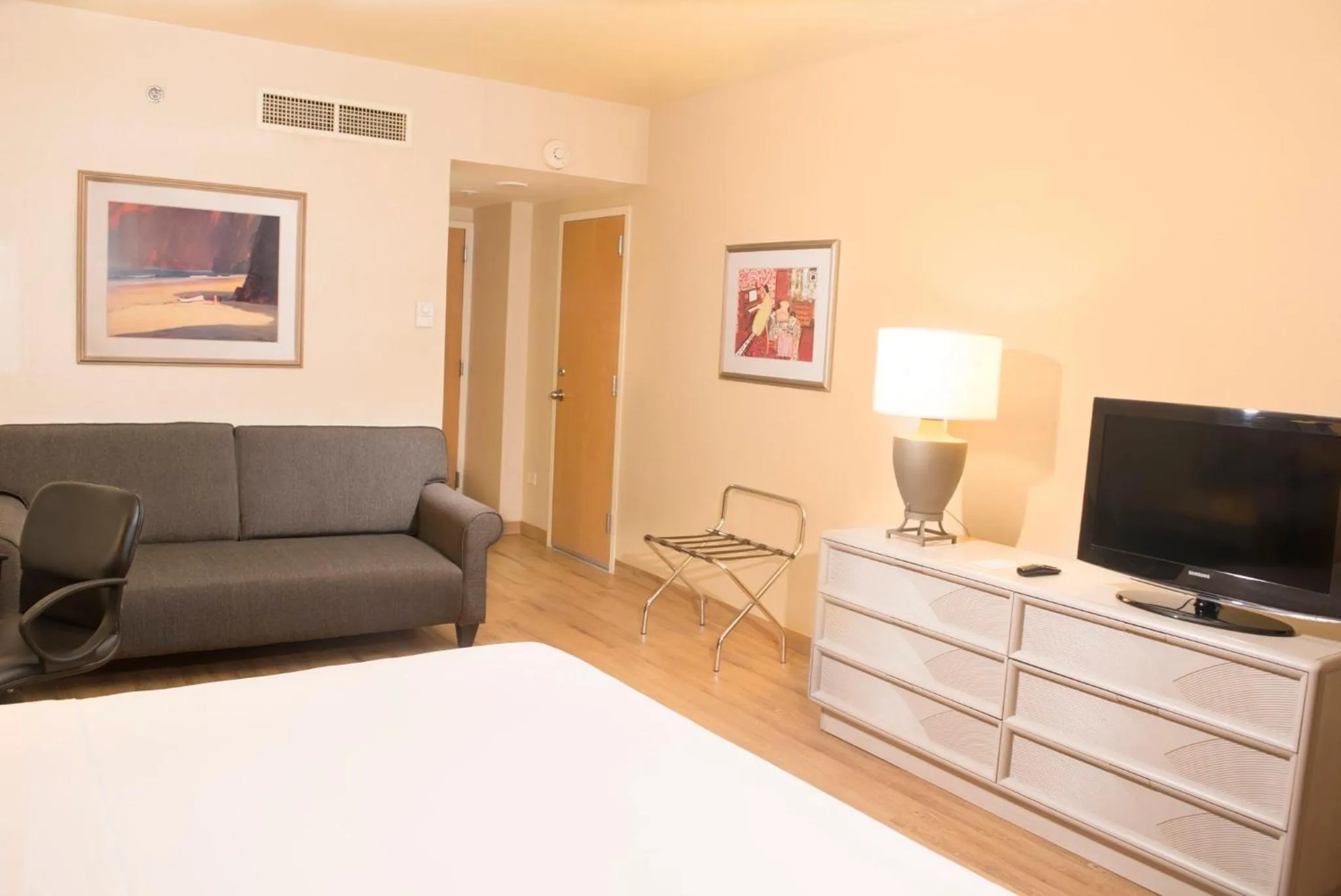 Photo of the whole room, Bed in Holiday Inn Express Monterrey Galerias-San Jeronimo by IHG