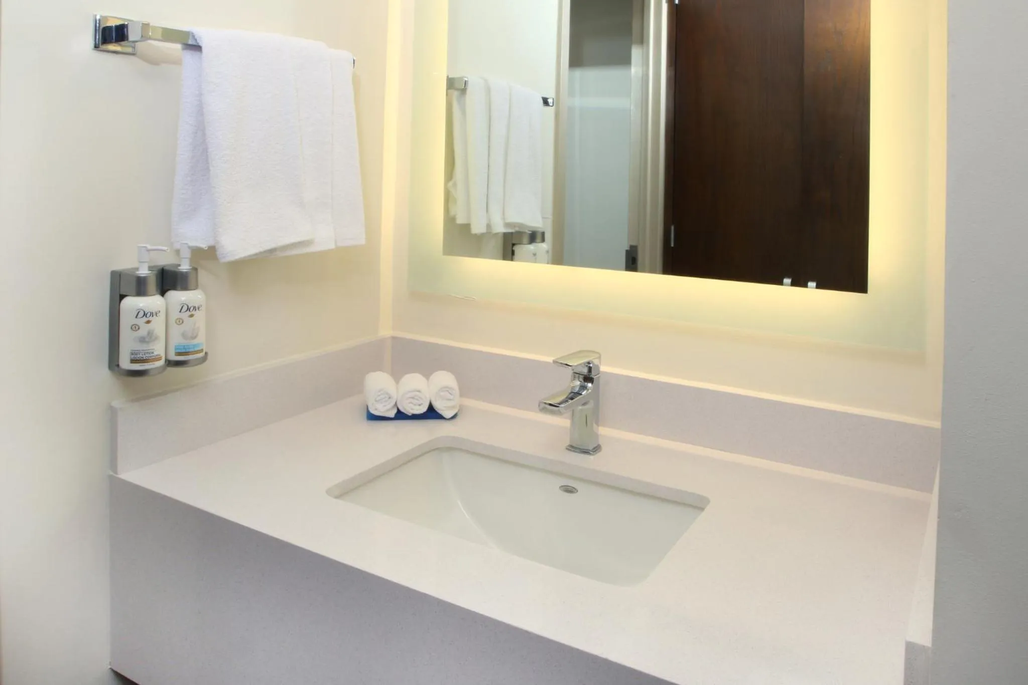 Bathroom in Holiday Inn Express Monterrey Galerias-San Jeronimo by IHG