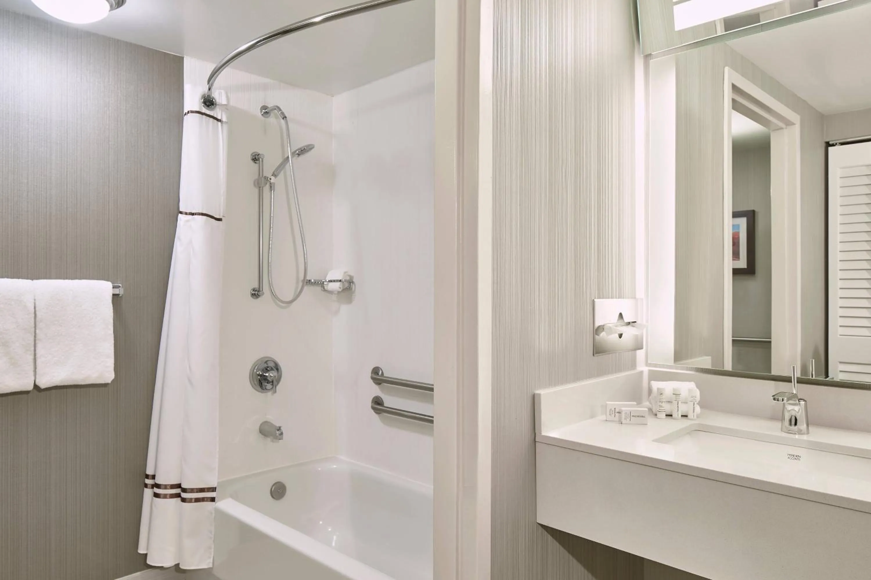 Bathroom in Courtyard Portland Downtown / Convention Center