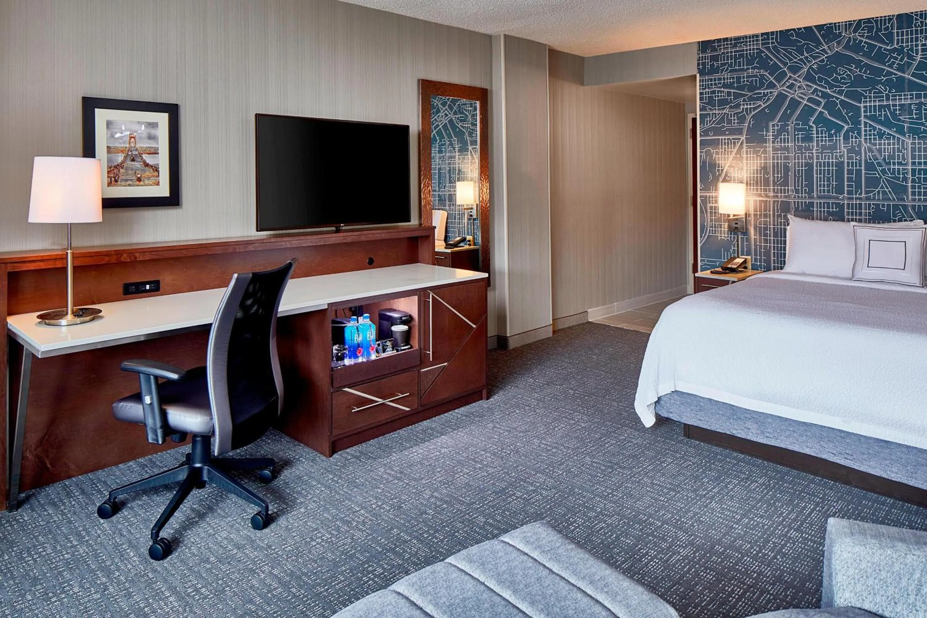 Photo of the whole room, Bed in Courtyard Portland Downtown / Convention Center