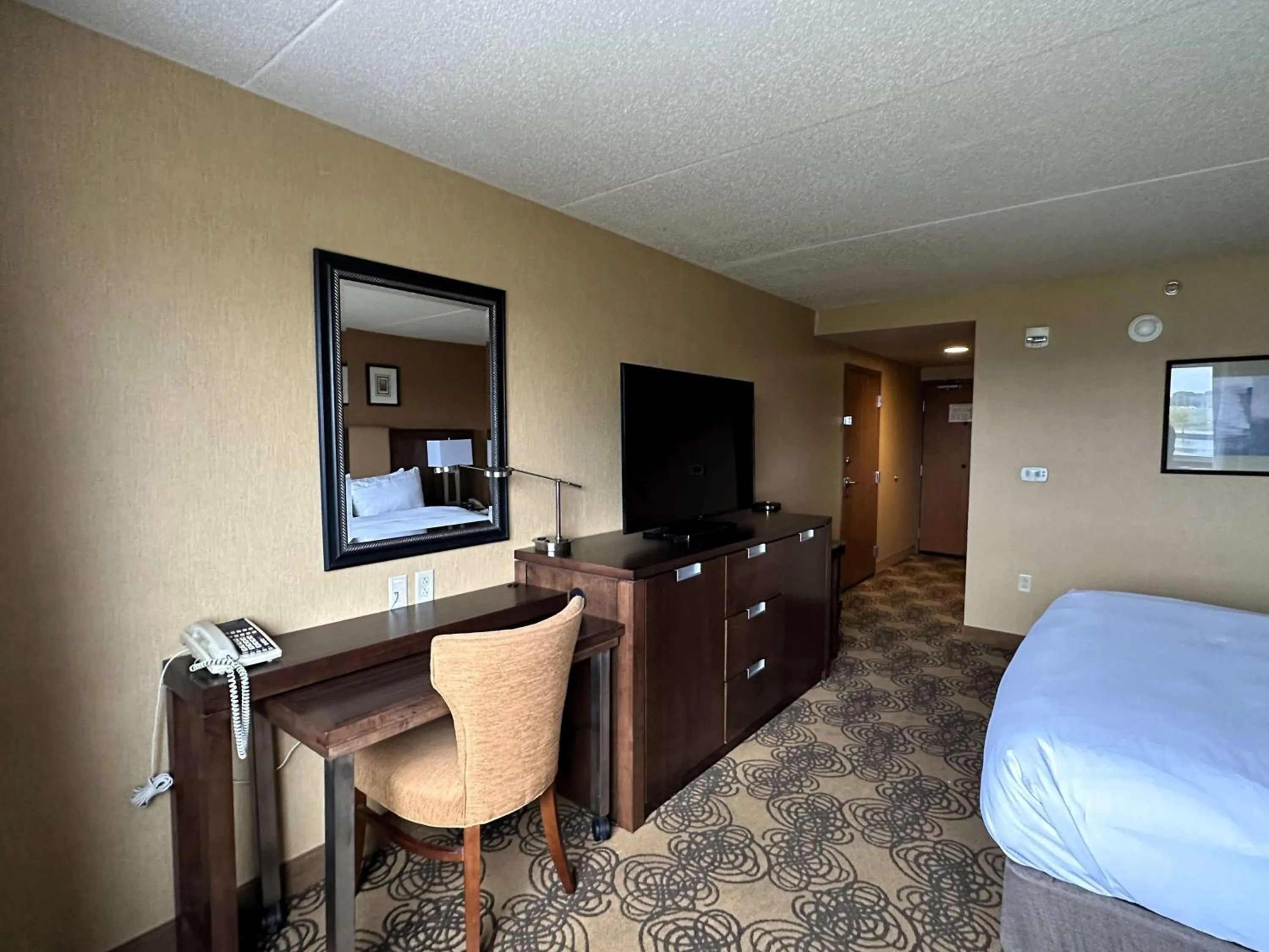 Bed in DoubleTree by Hilton Bay City - Riverfront