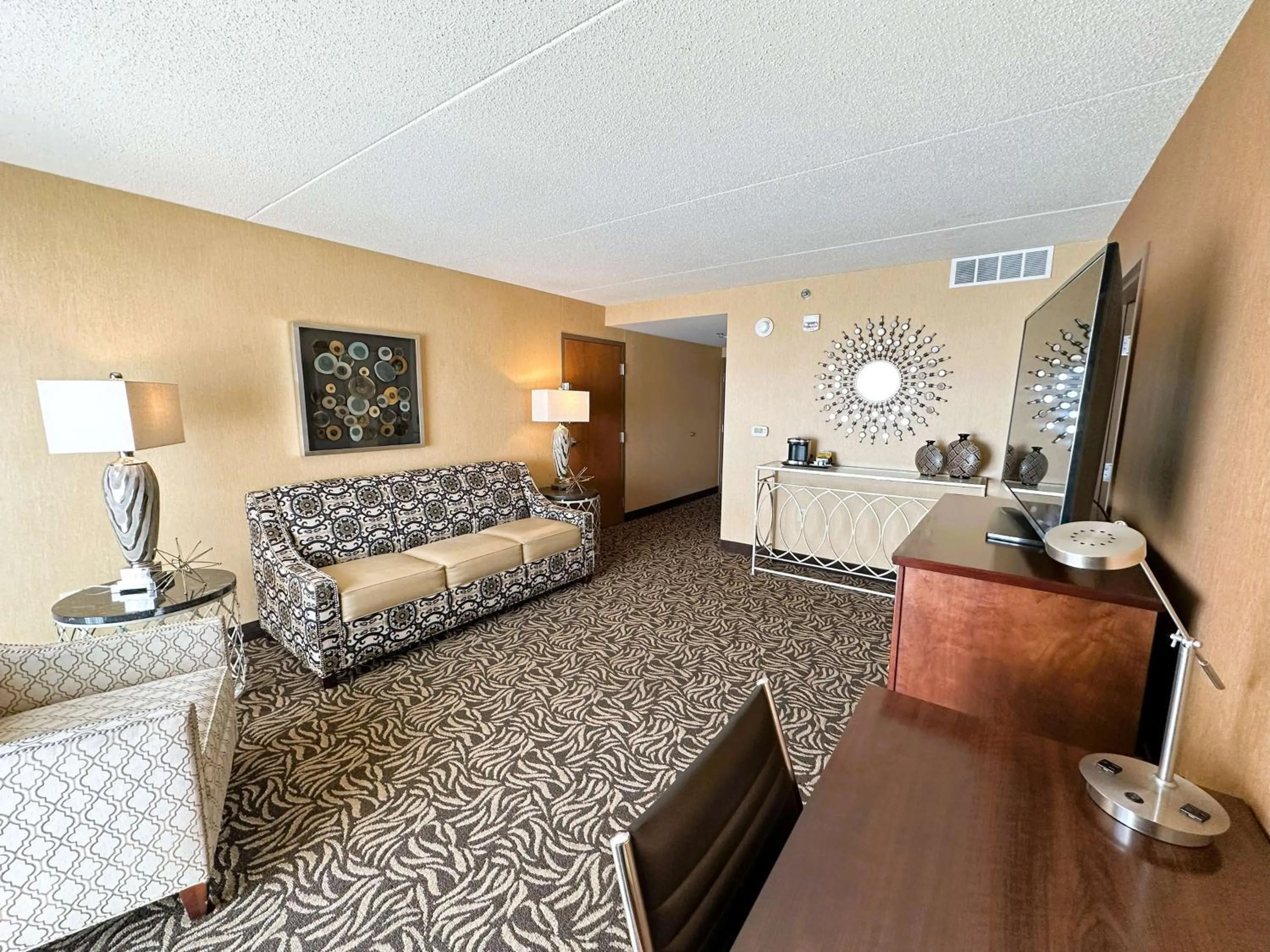 Living room in DoubleTree by Hilton Bay City - Riverfront