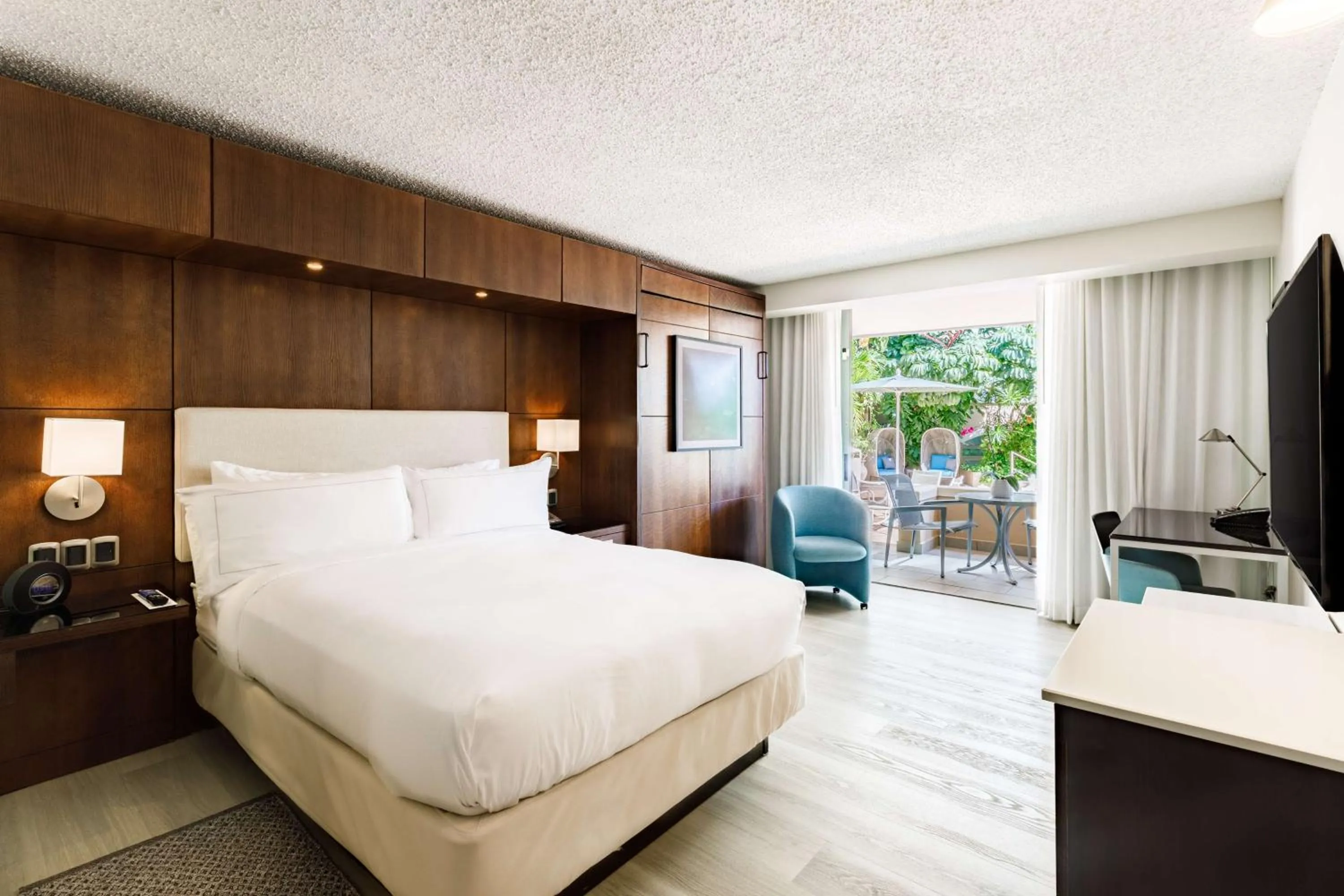 Living room, Bed in DoubleTree by Hilton San Juan