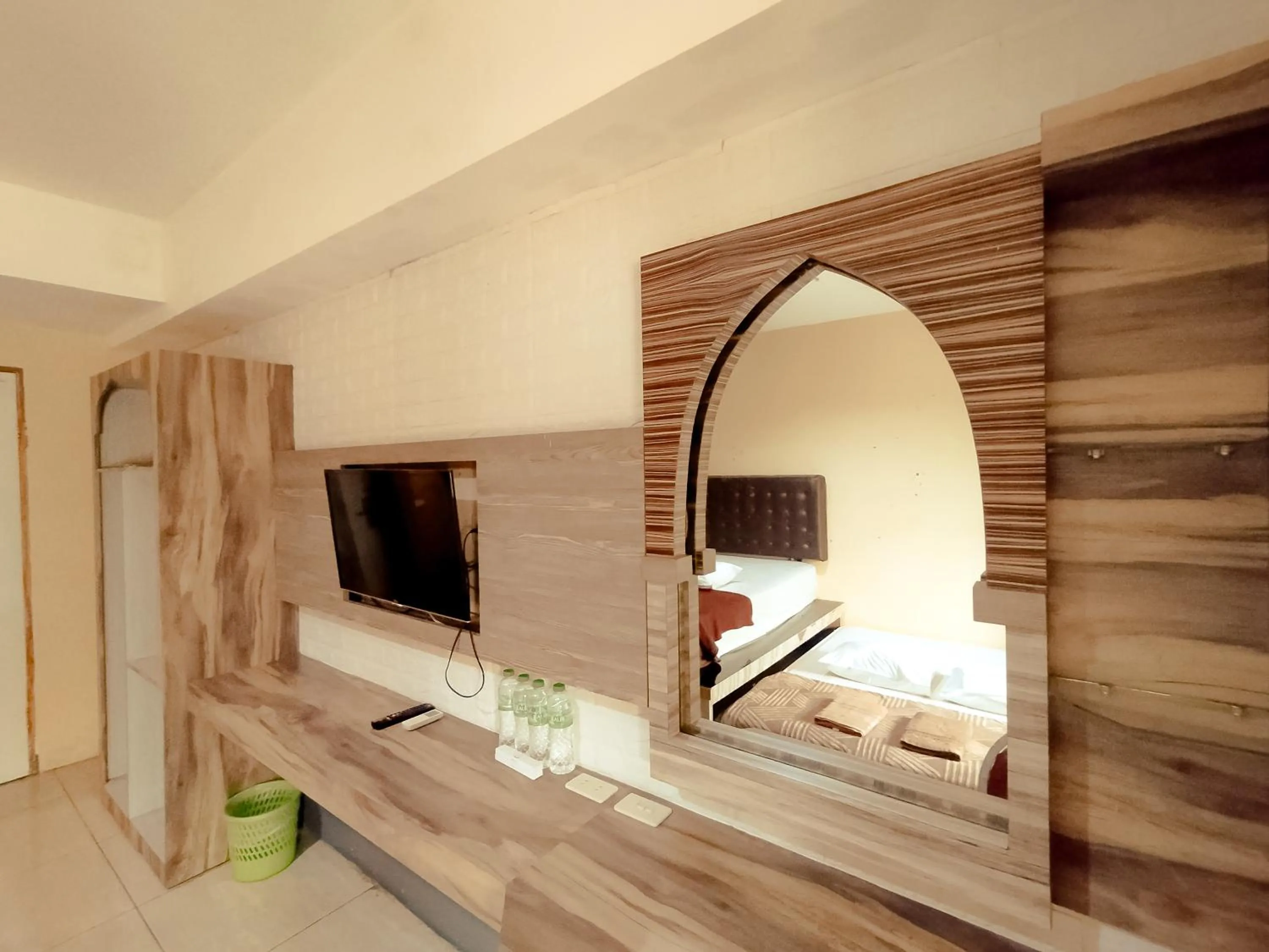 TV and multimedia, Bed in Hotel Syariah Larismanis