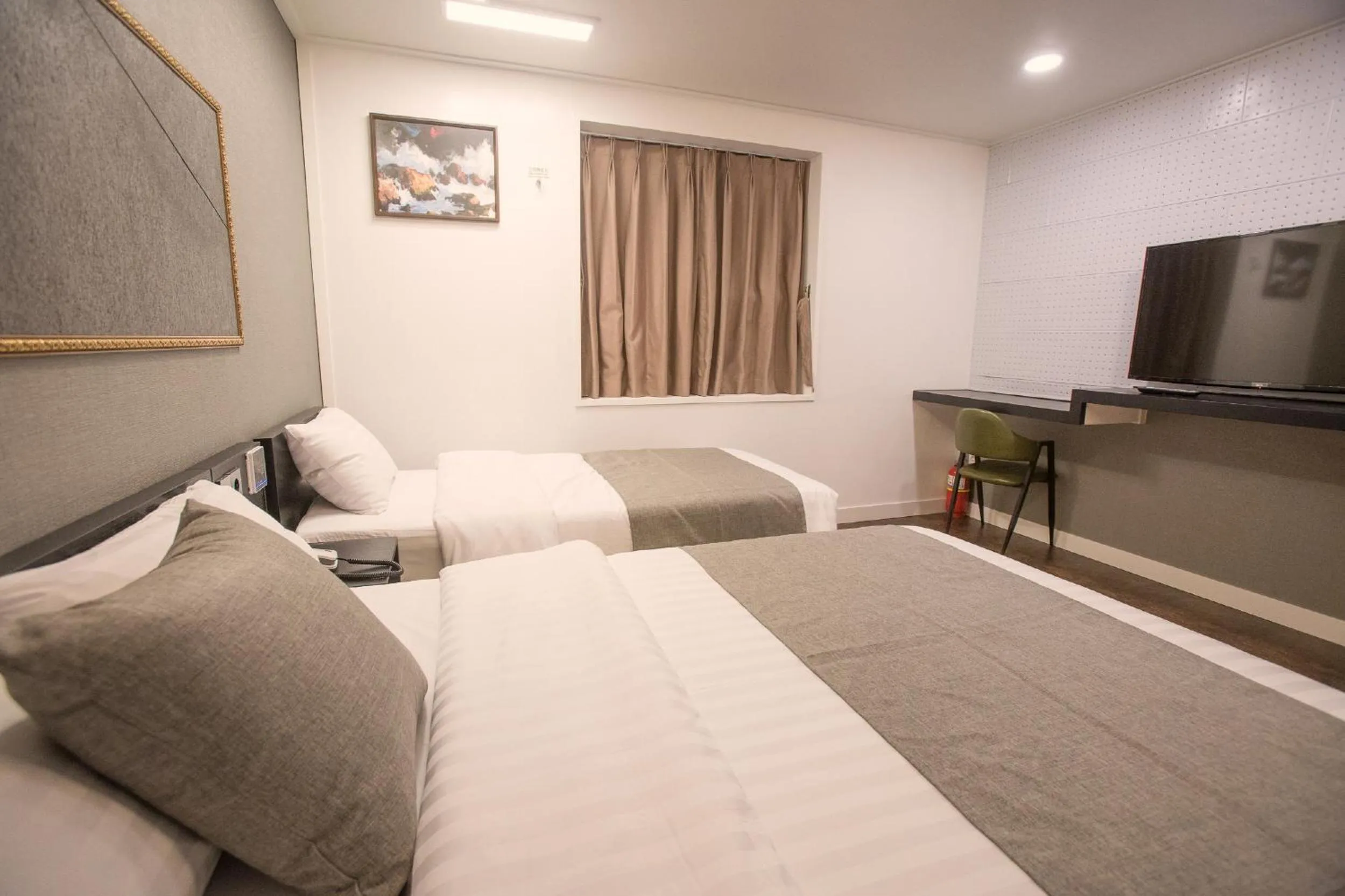 Photo of the whole room, Bed in Major Hotel 2