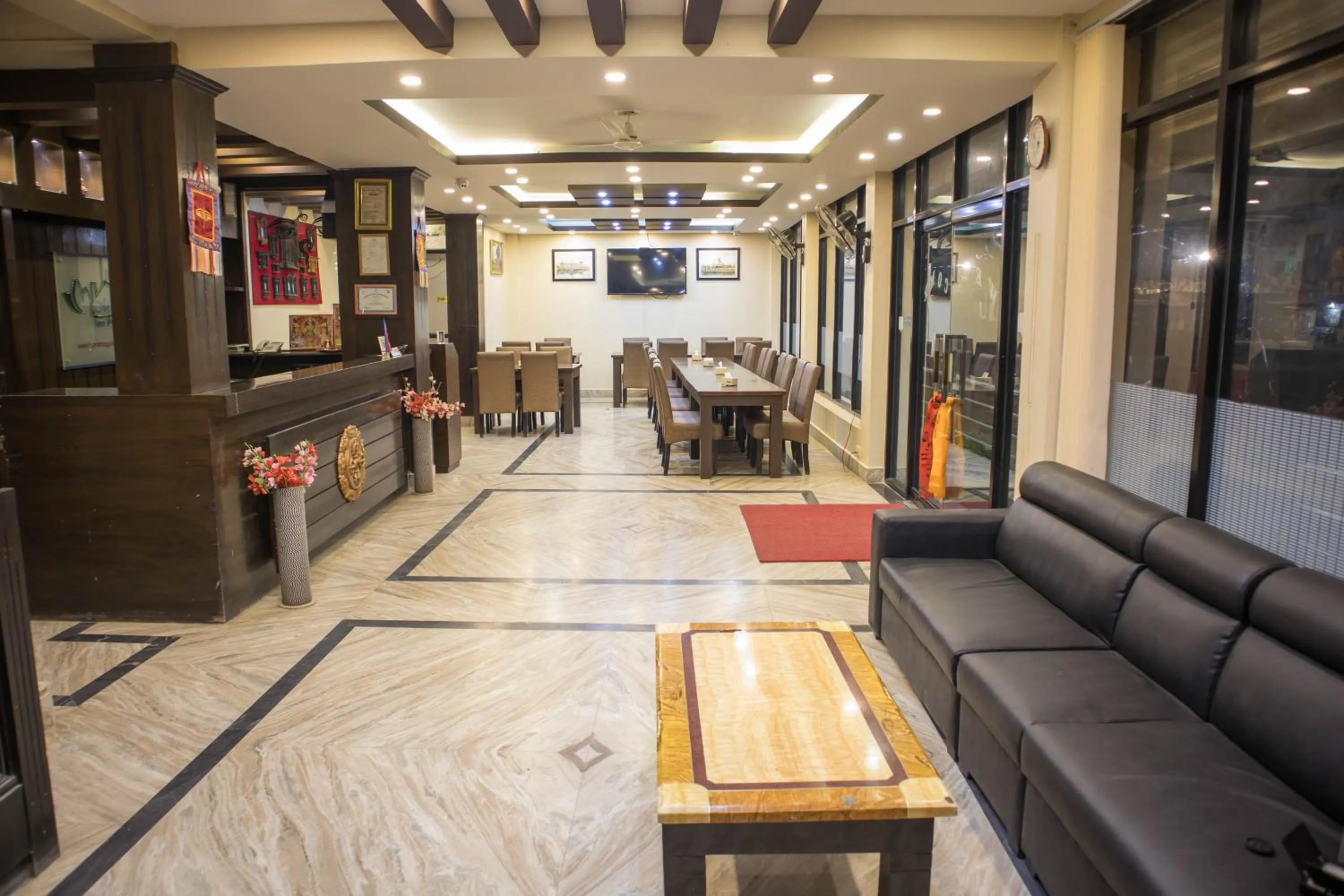 Restaurant/places to eat in Mirage Inn