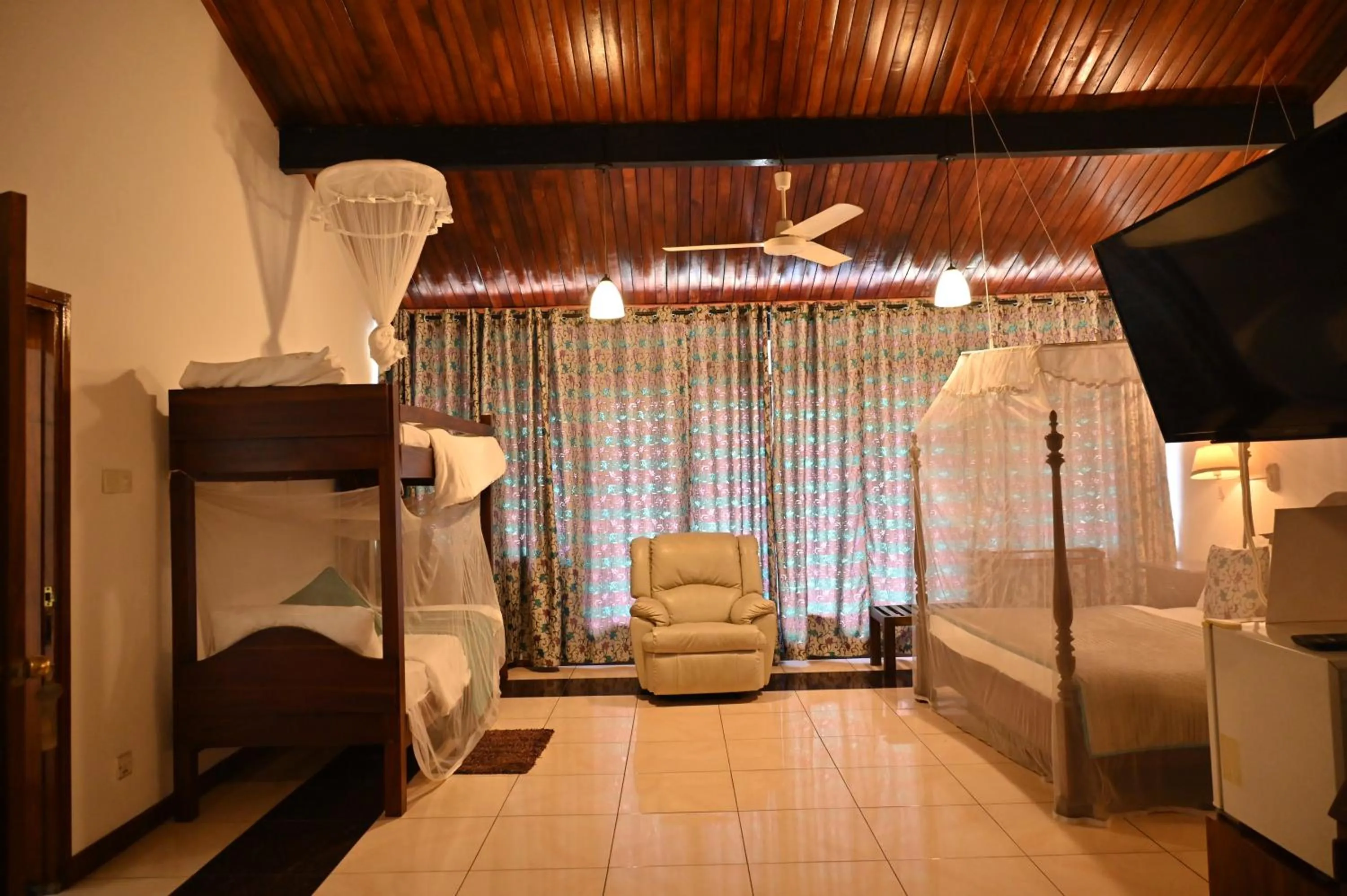 Seating area, Bed in Colombo Villa