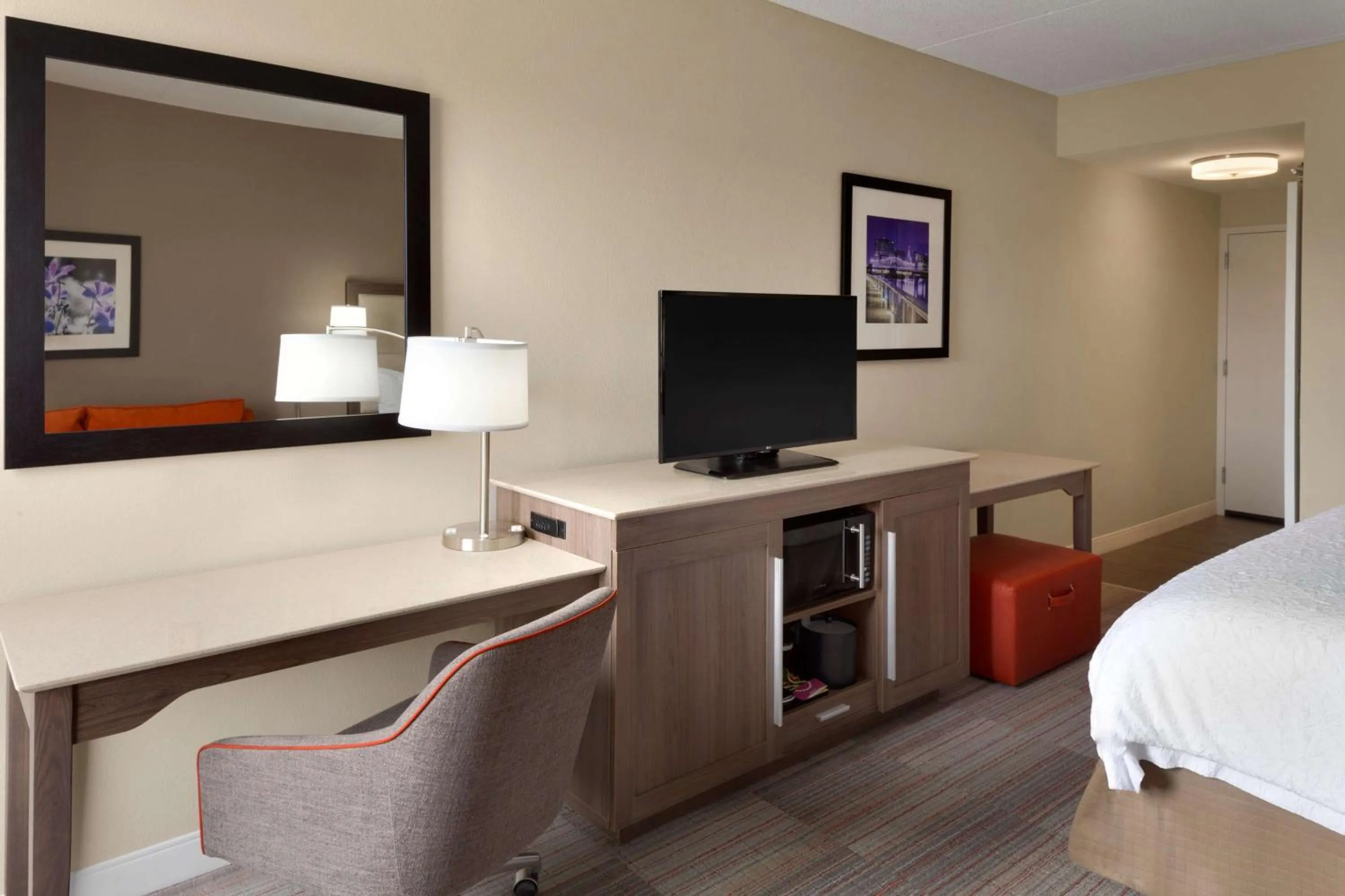 Bedroom, Bed in Hampton Inn Denville-Rockaway-Parsippany