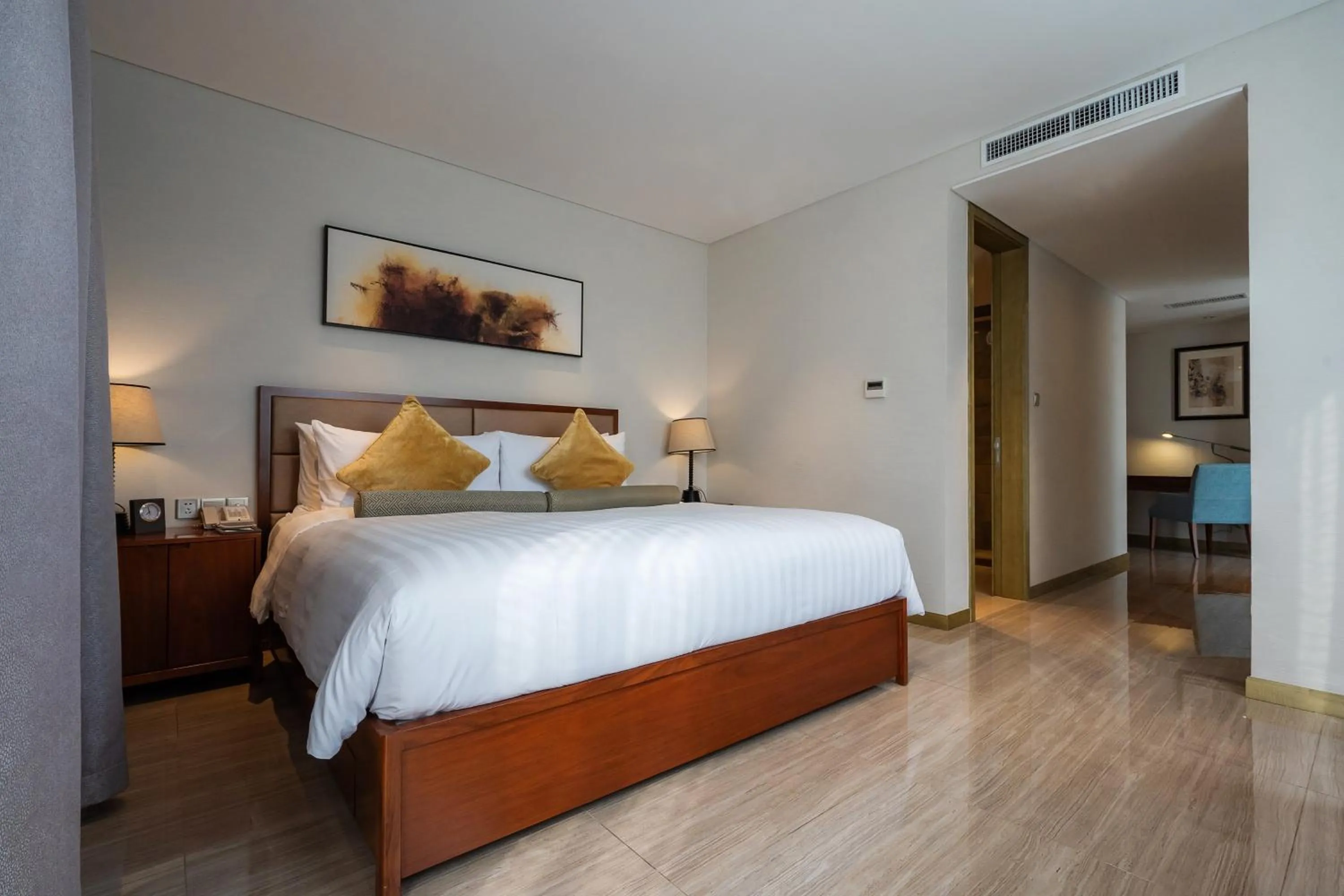 Bed in Oakwood Hotel & Residence Suzhou