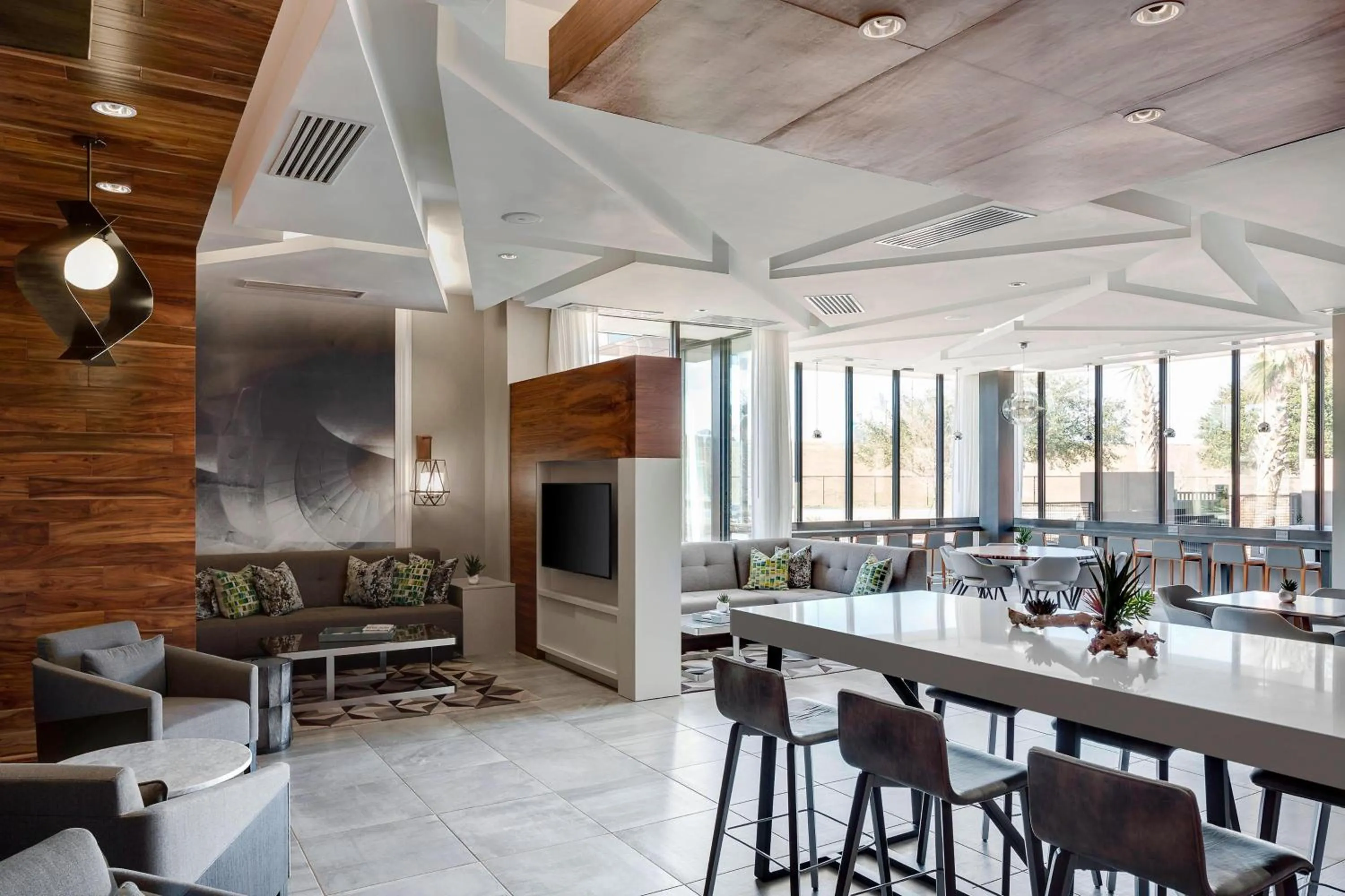 Lounge or bar in North Charleston Marriott