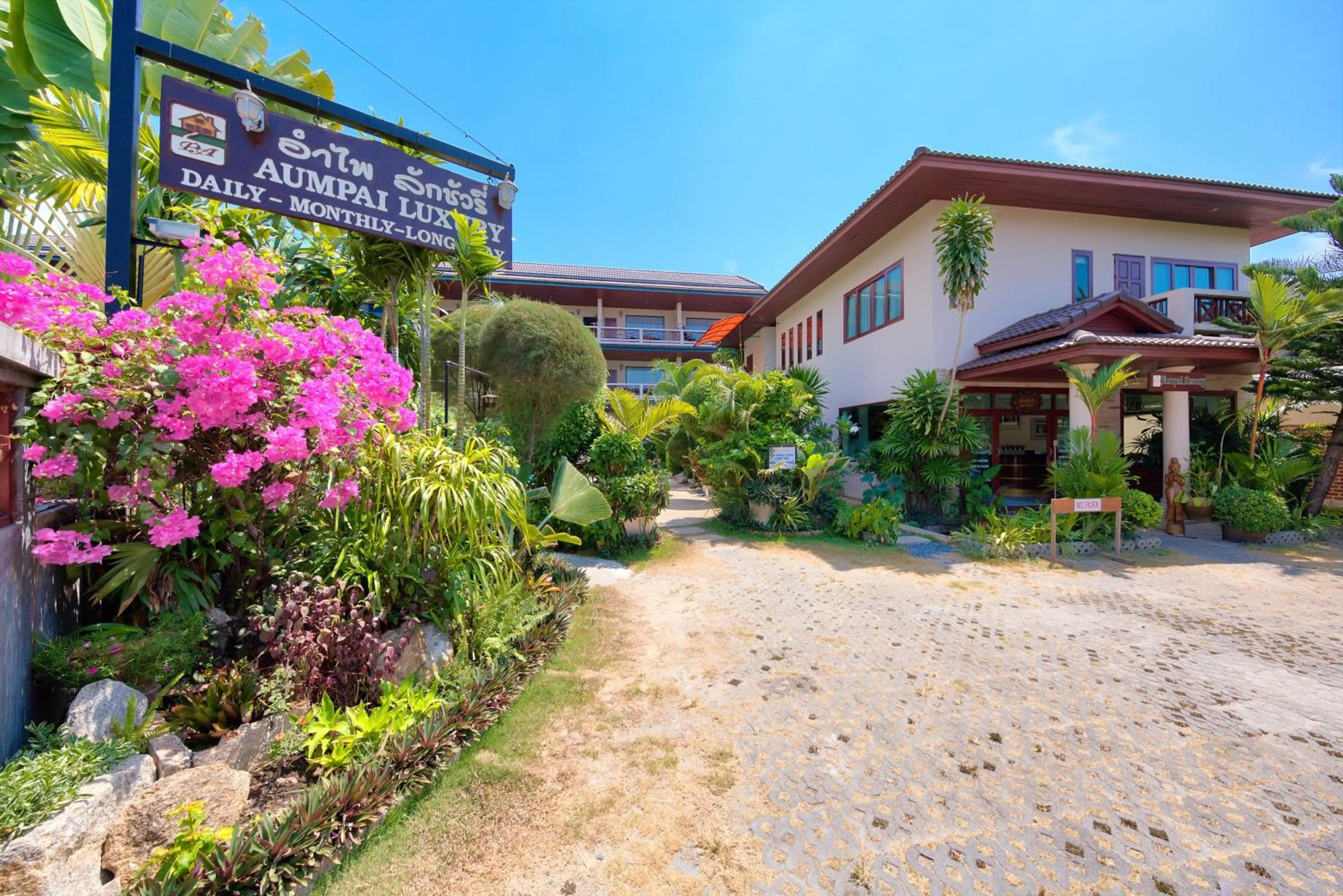 Facade/entrance in Aumpai Luxury