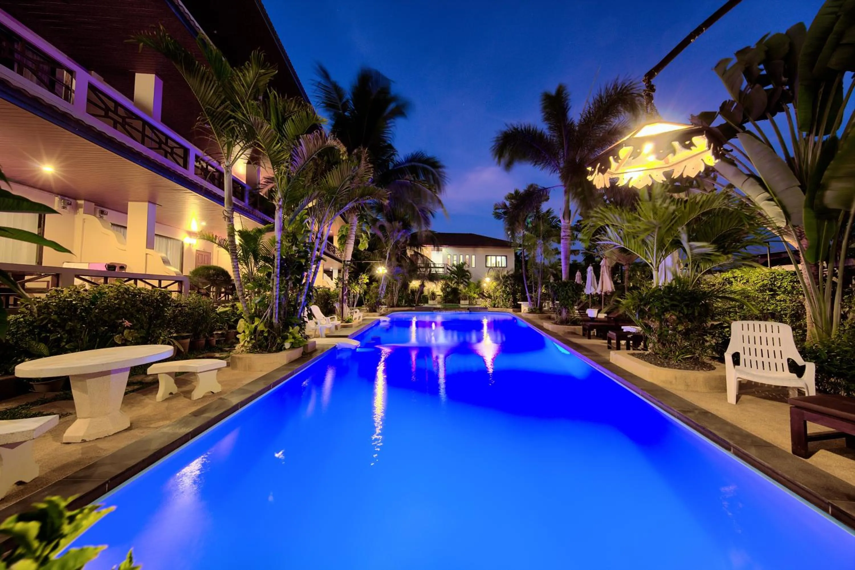 Swimming pool in Aumpai Luxury