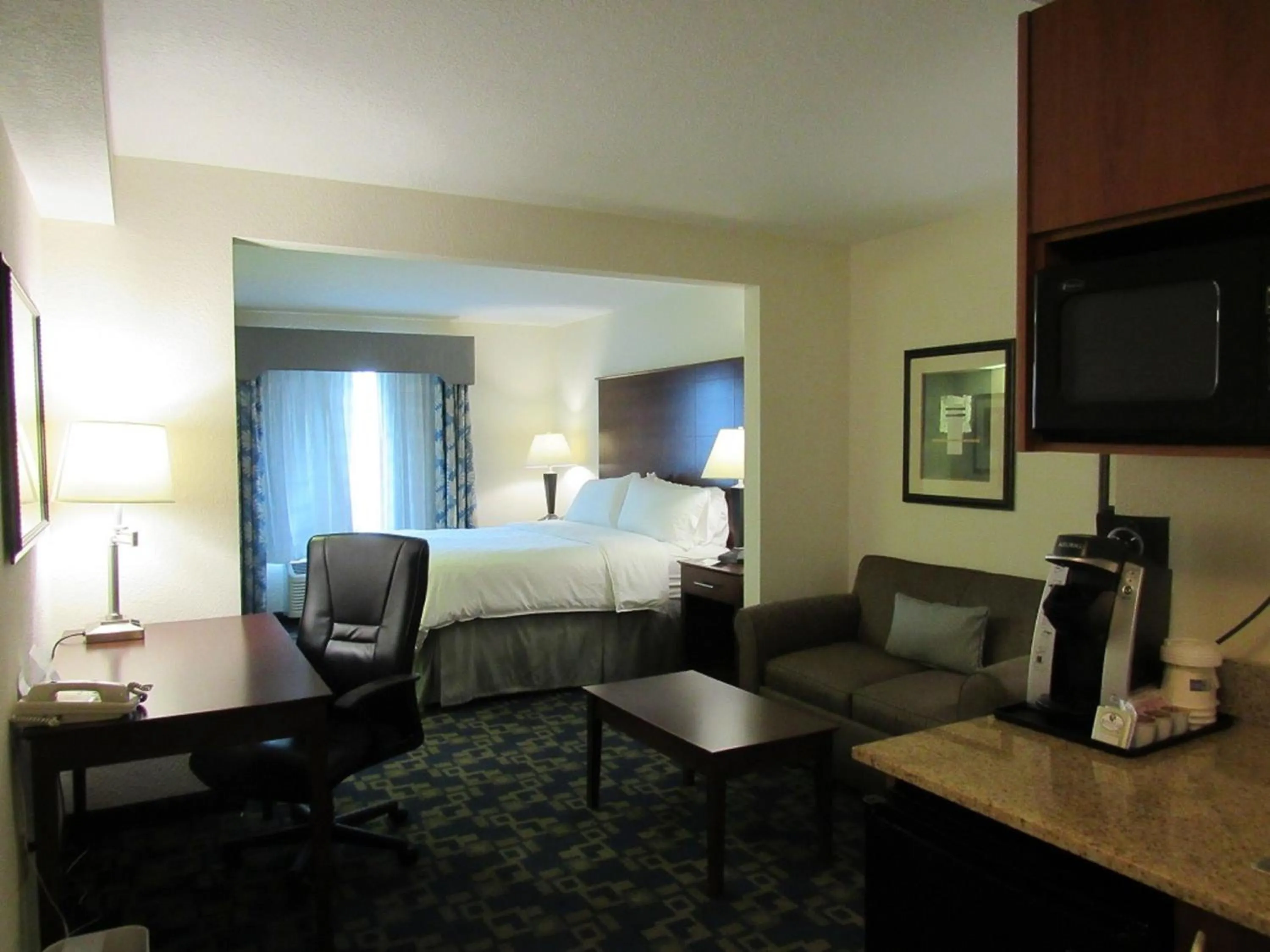 Photo of the whole room, Bed in Holiday Inn Express & Suites Pembroke Pines-Sheridan St by IHG