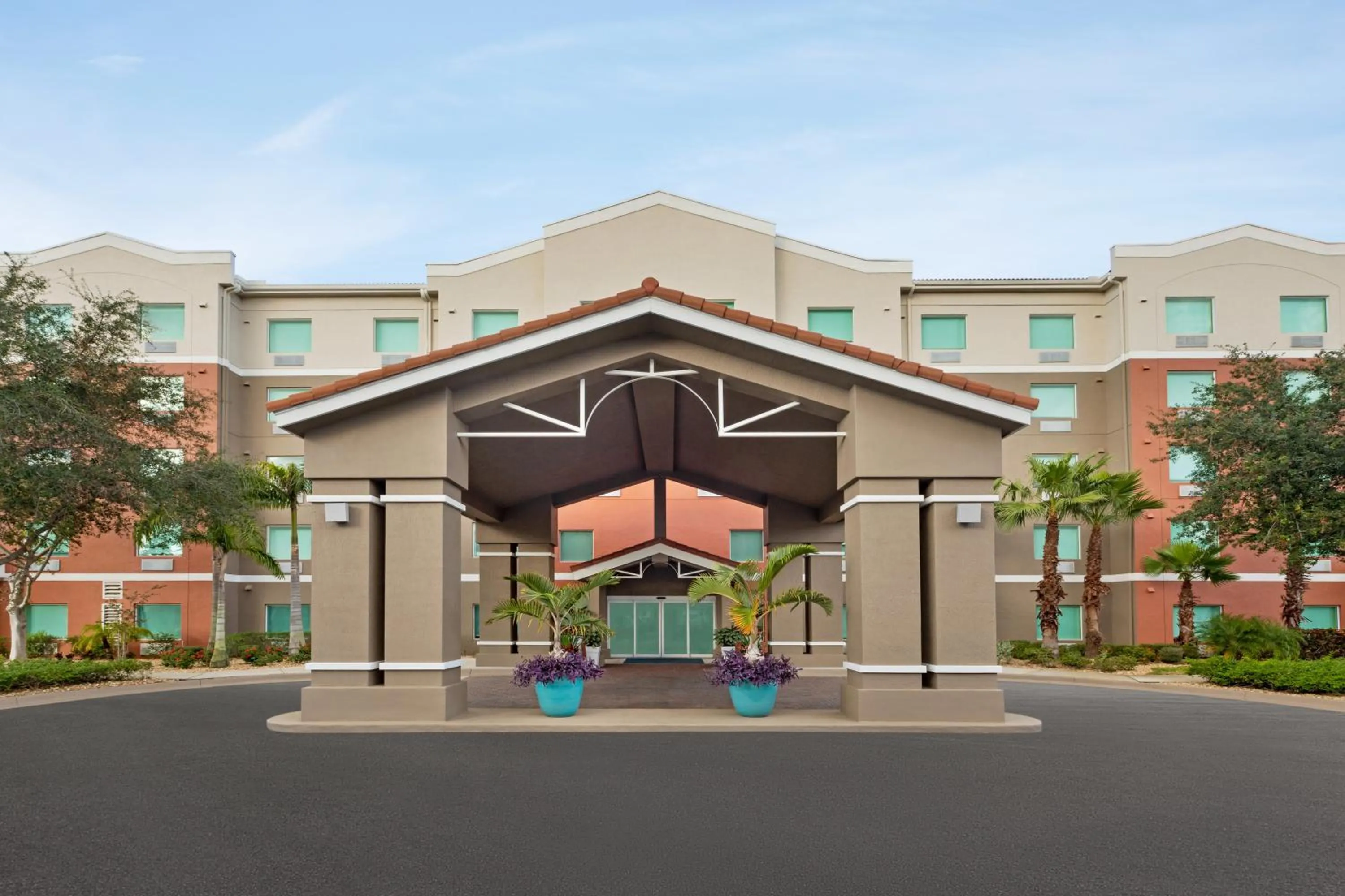 Property building in Holiday Inn Express & Suites Pembroke Pines-Sheridan St by IHG