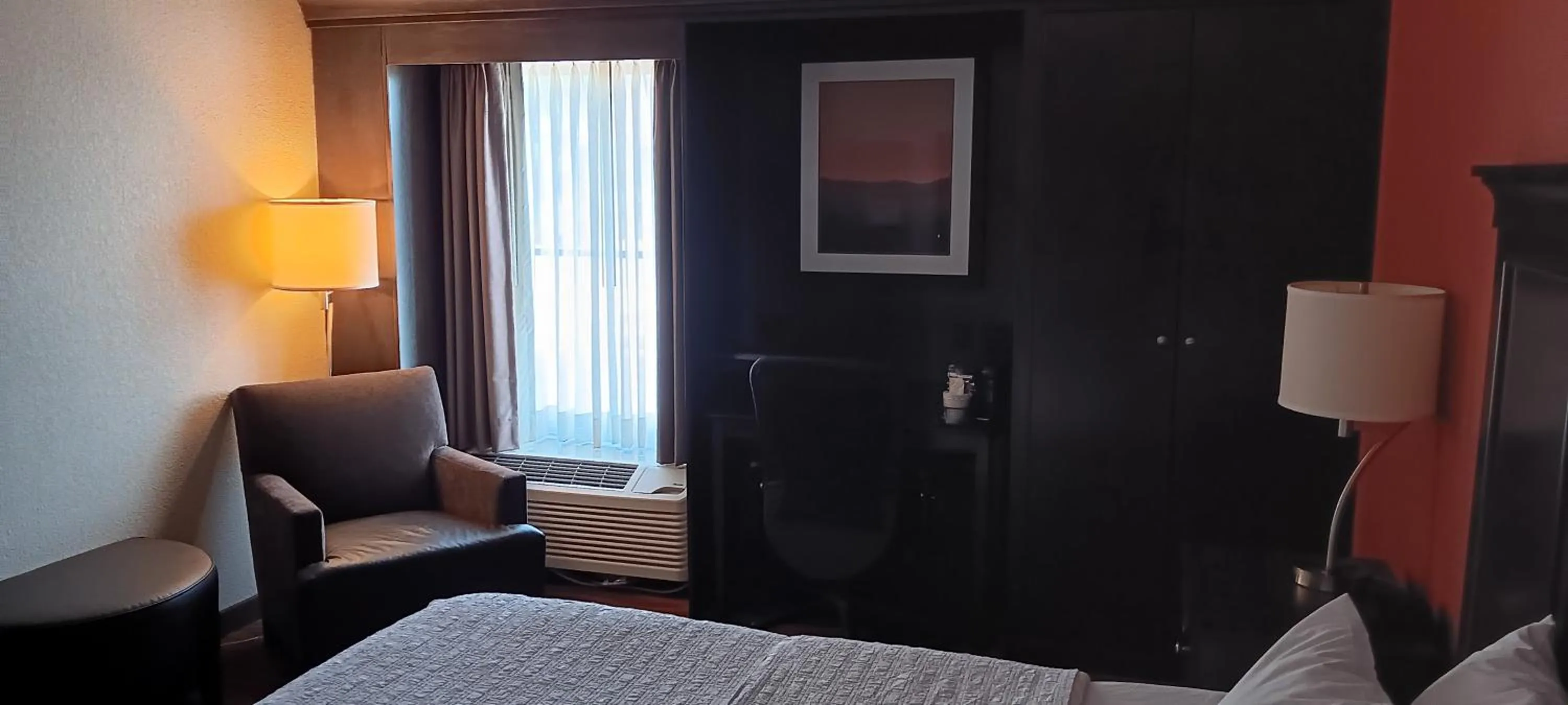 Seating area in Hampton Inn by Hilton Clarksville