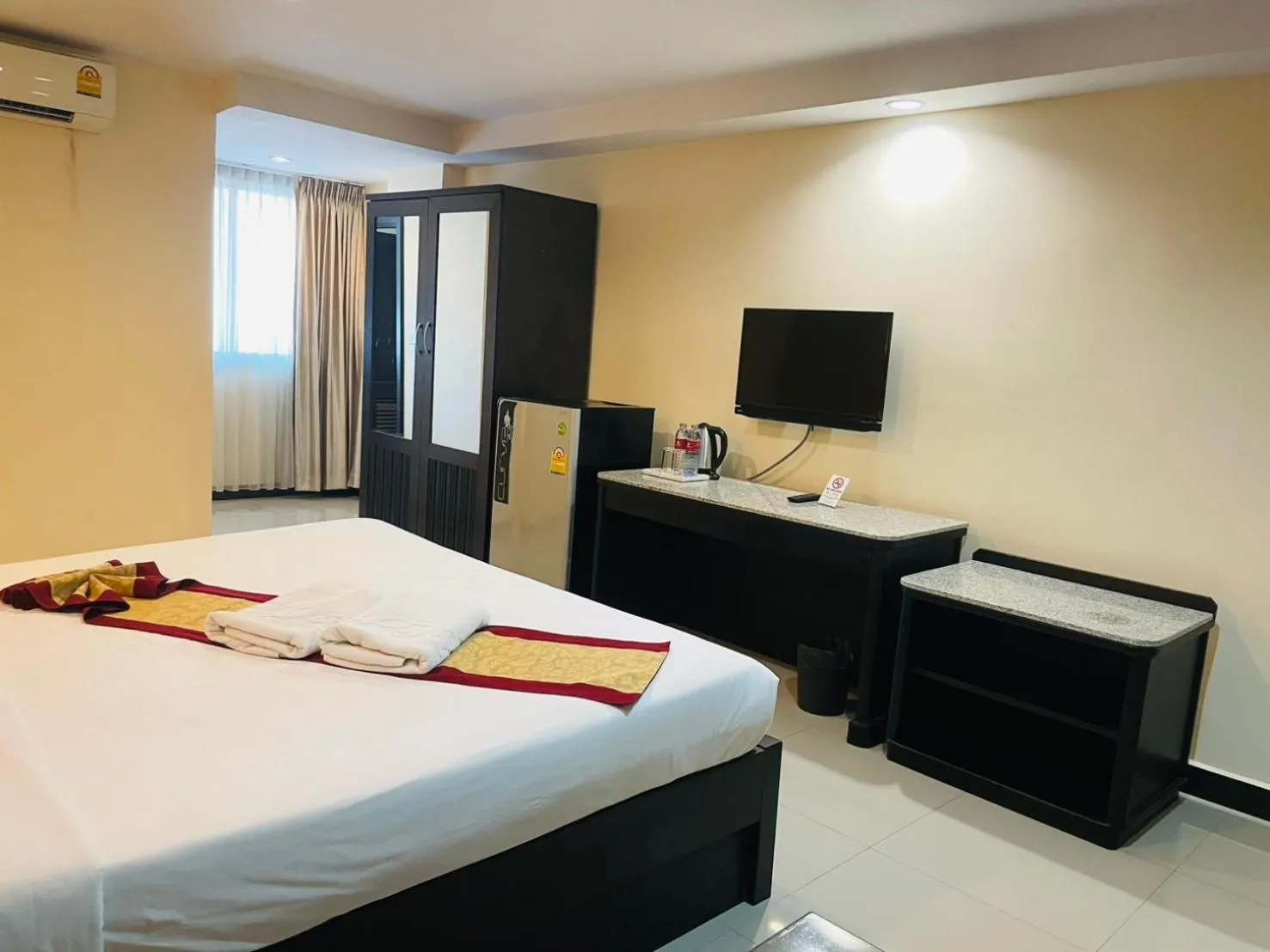 Photo of the whole room, Bed in The Grand Day Night