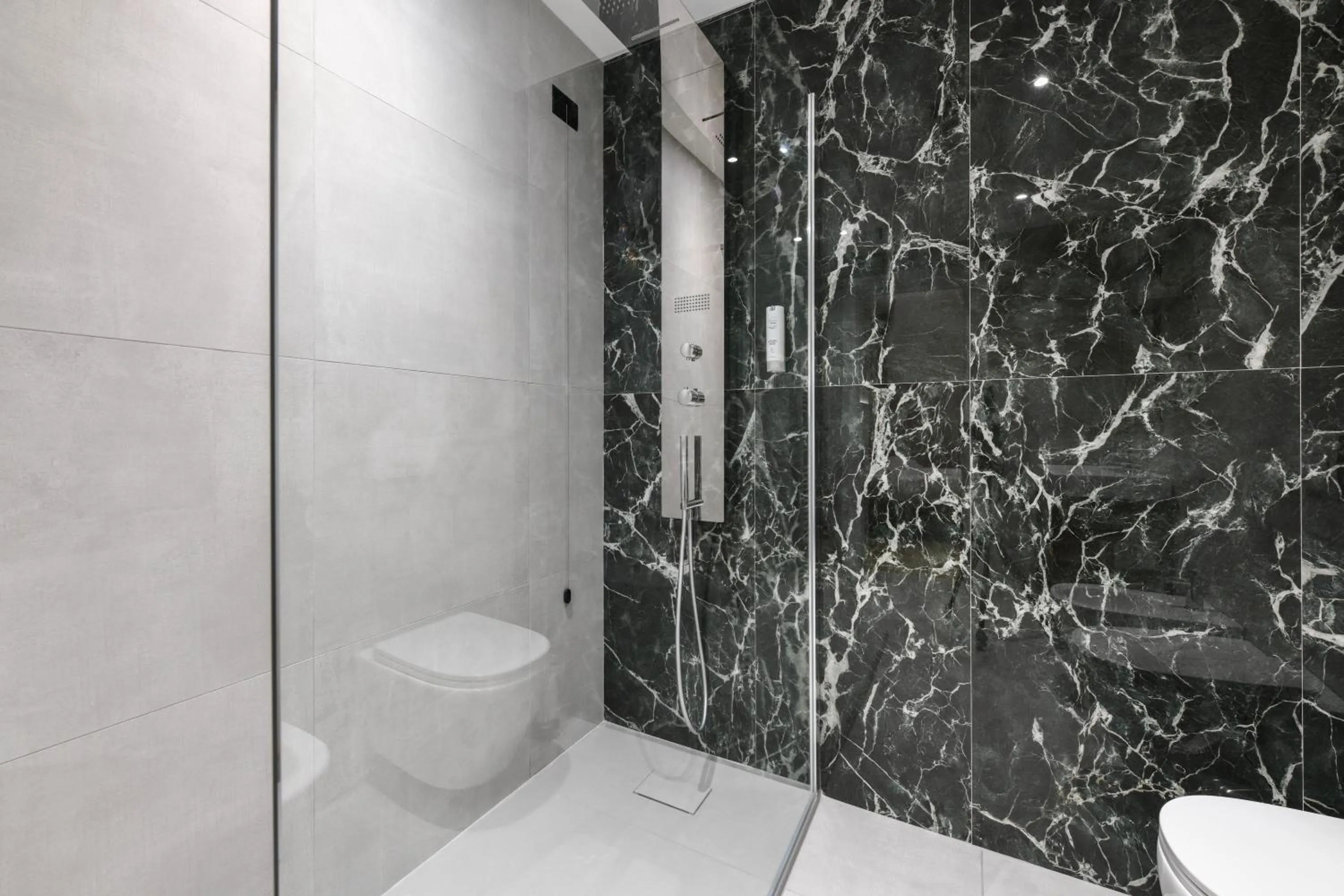 Shower in Hotel Arya by Mauro