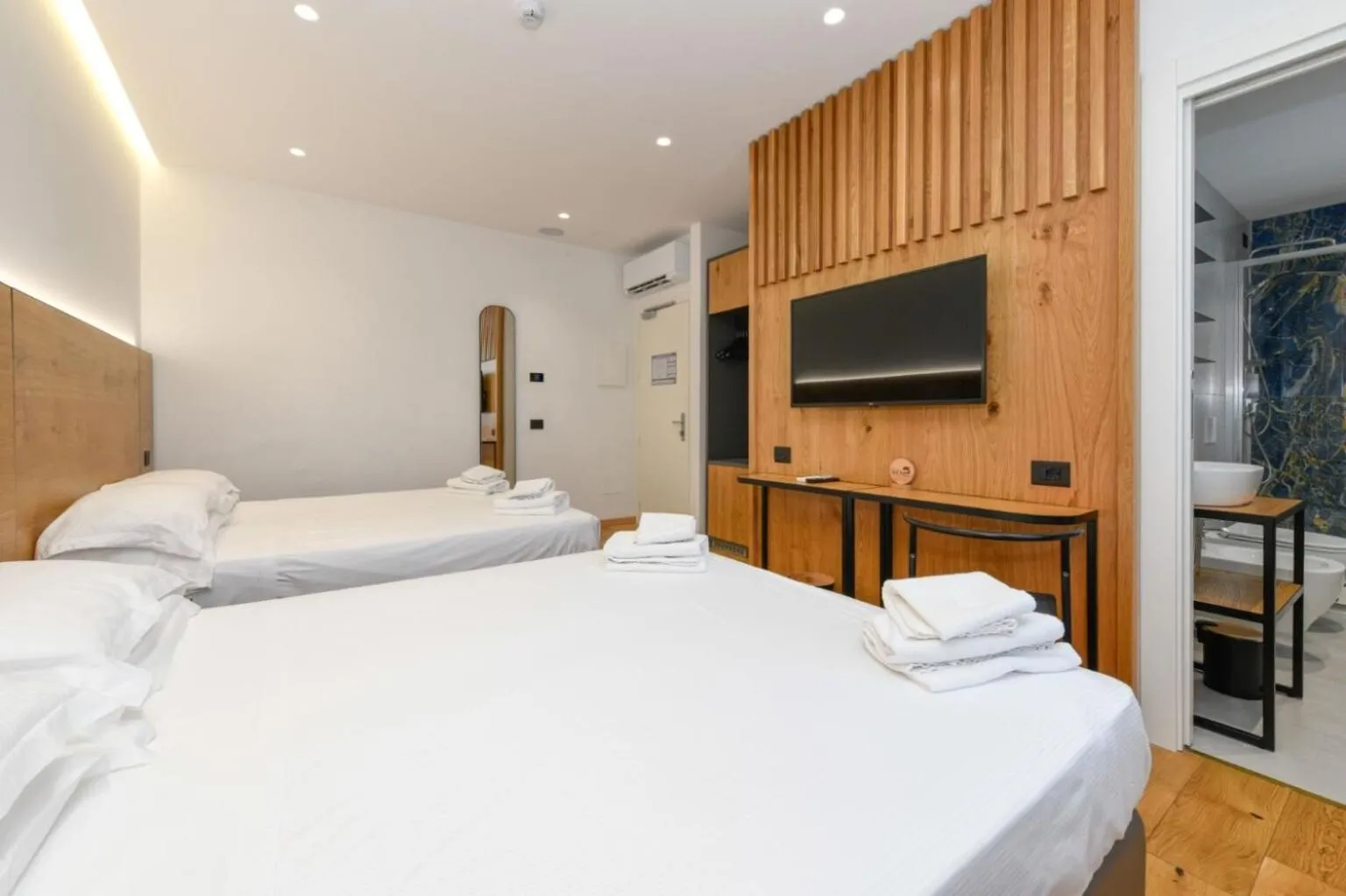 Bed in Best Western Hotel Arya