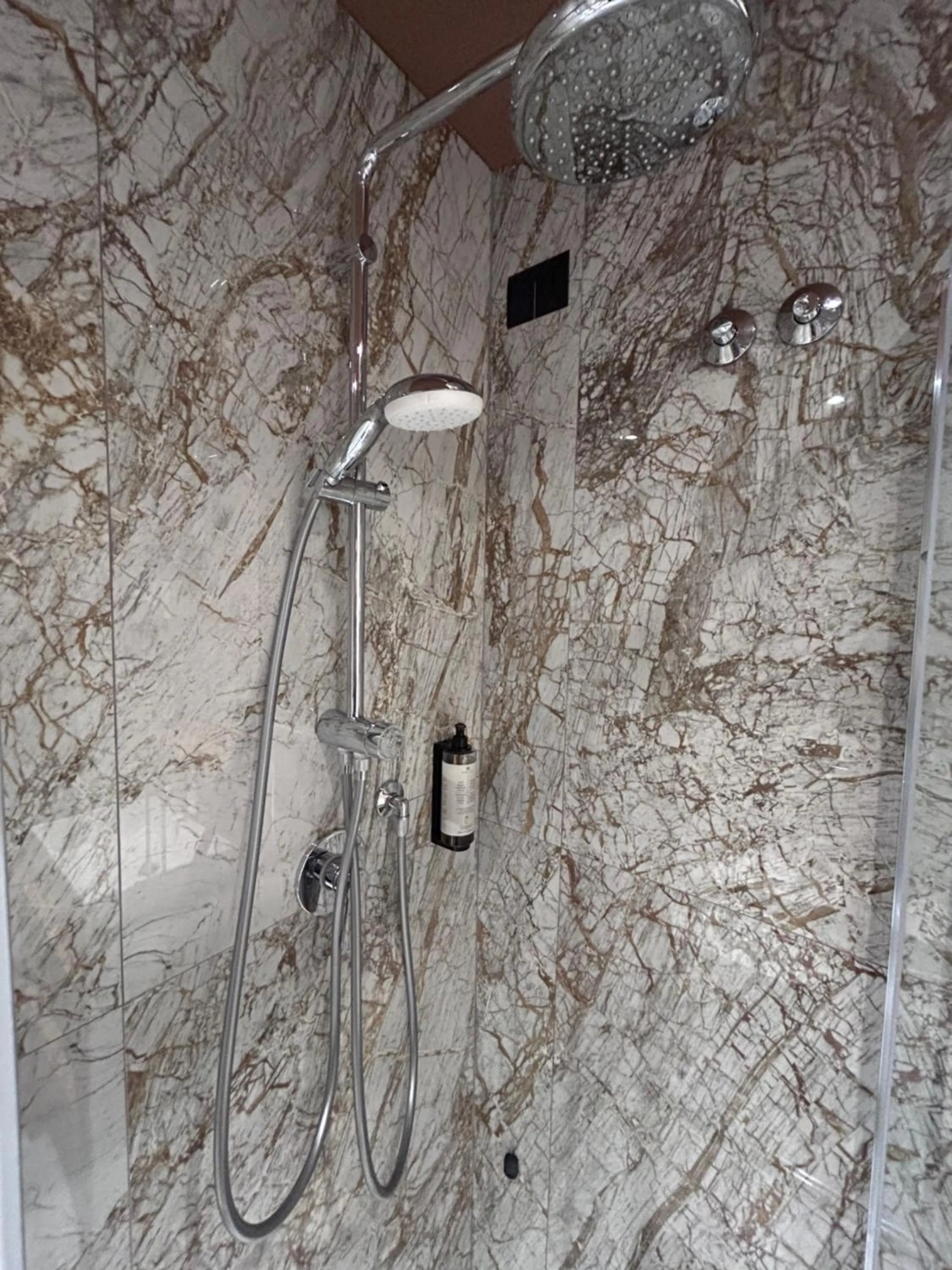 Shower in Hotel Arya by Mauro