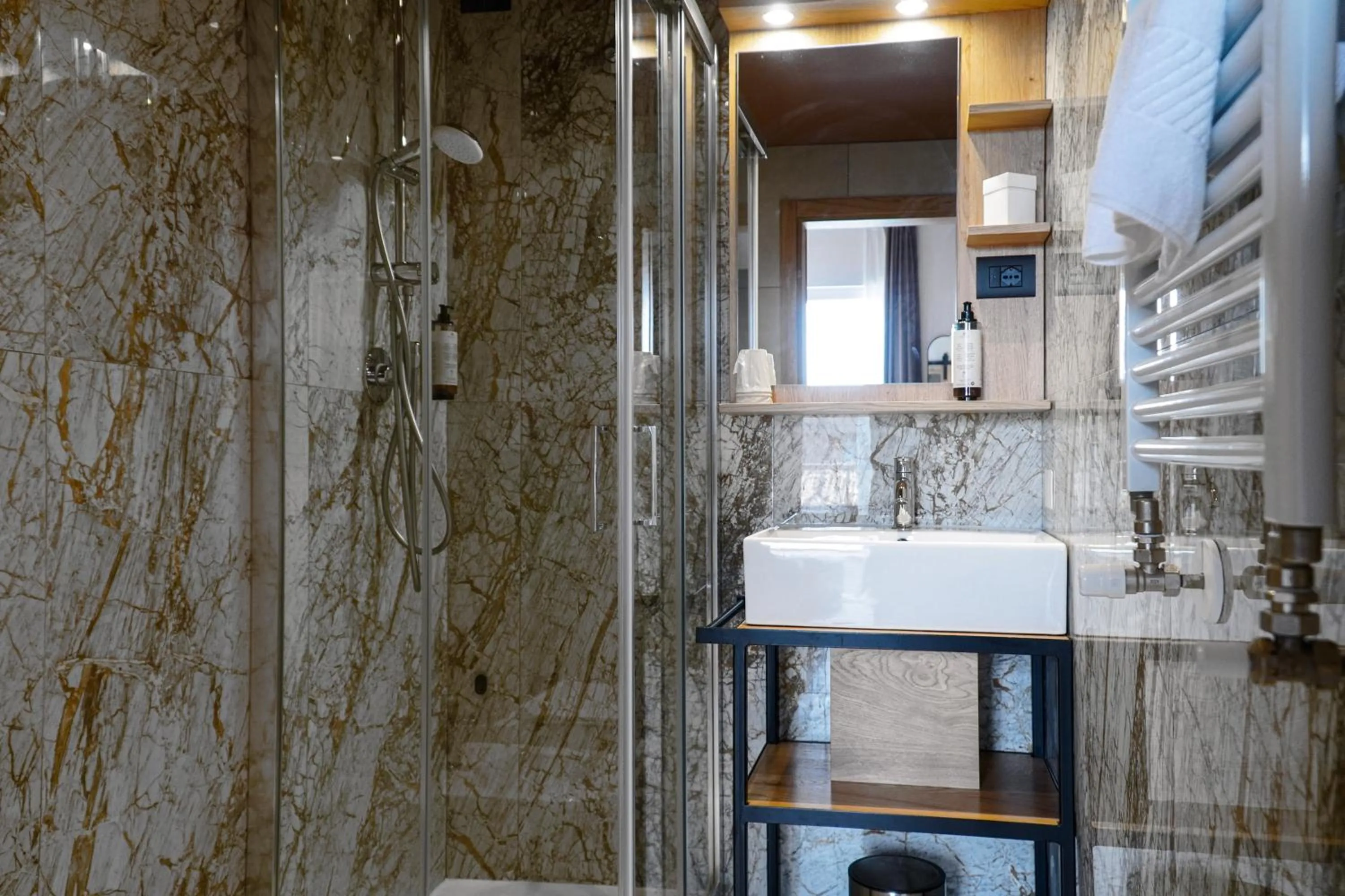 Bathroom in Hotel Arya by Mauro