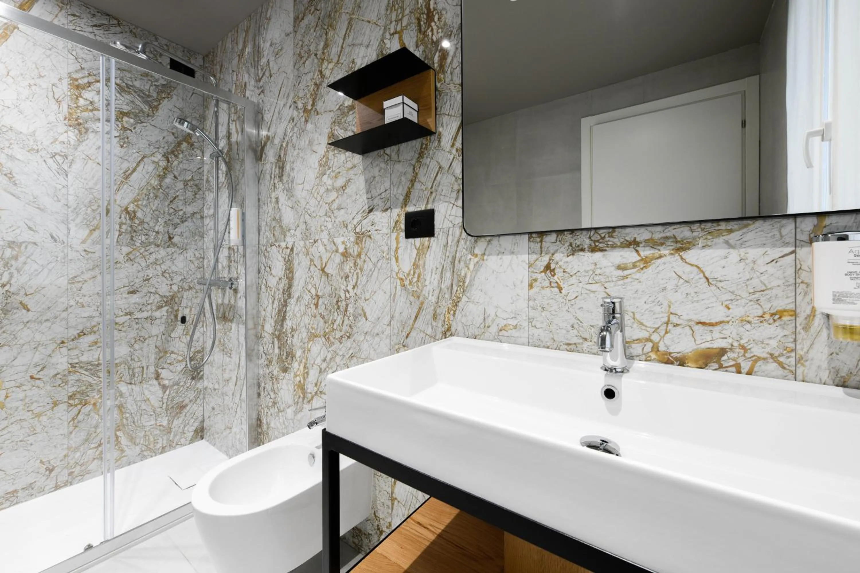 Shower in Hotel Arya by Mauro