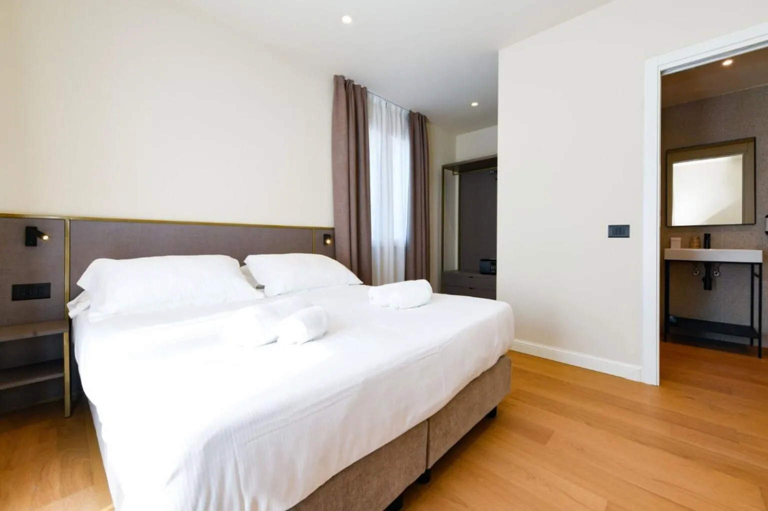 Bed in Best Western Hotel Arya