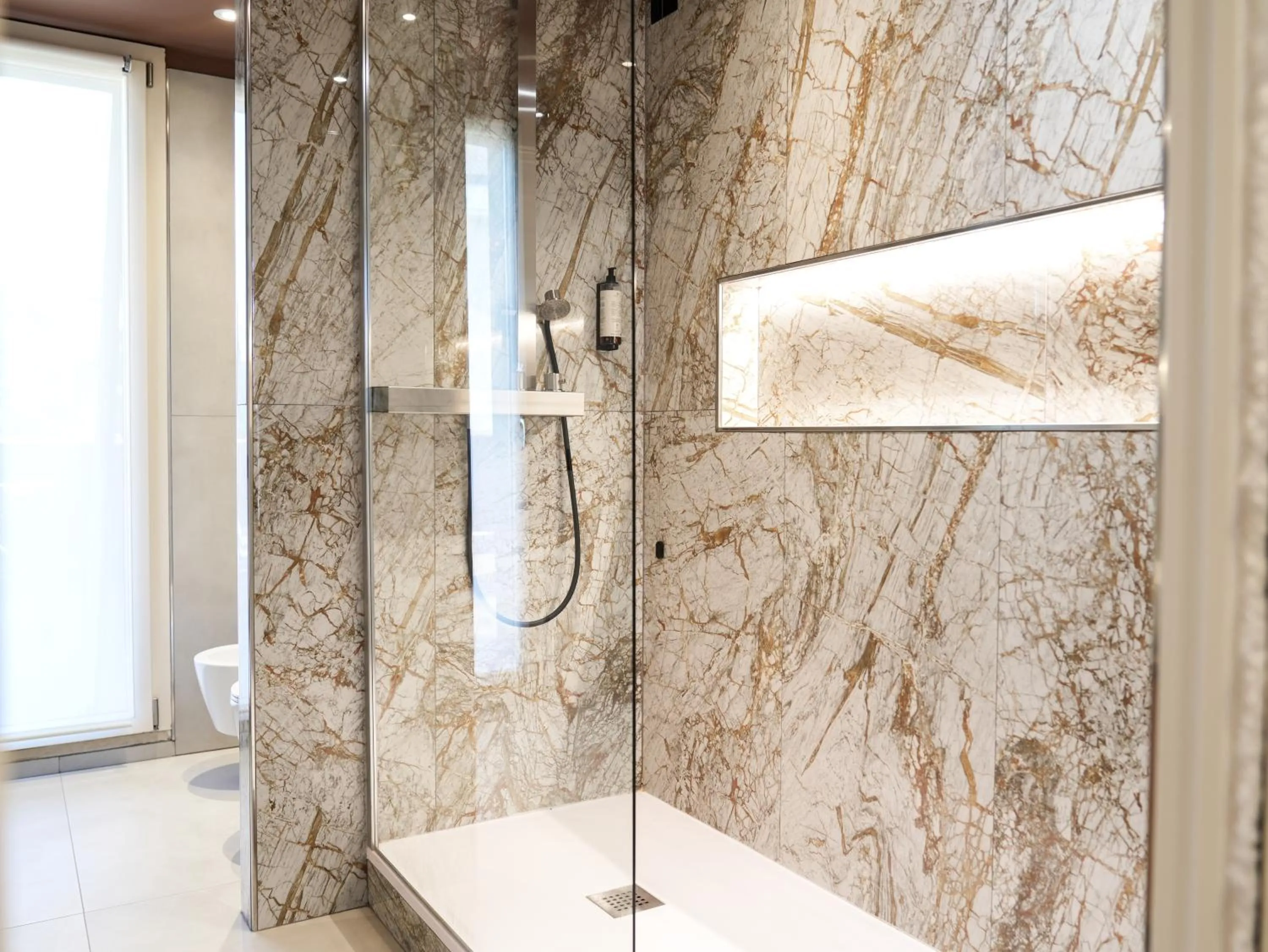 Shower in Hotel Arya by Mauro