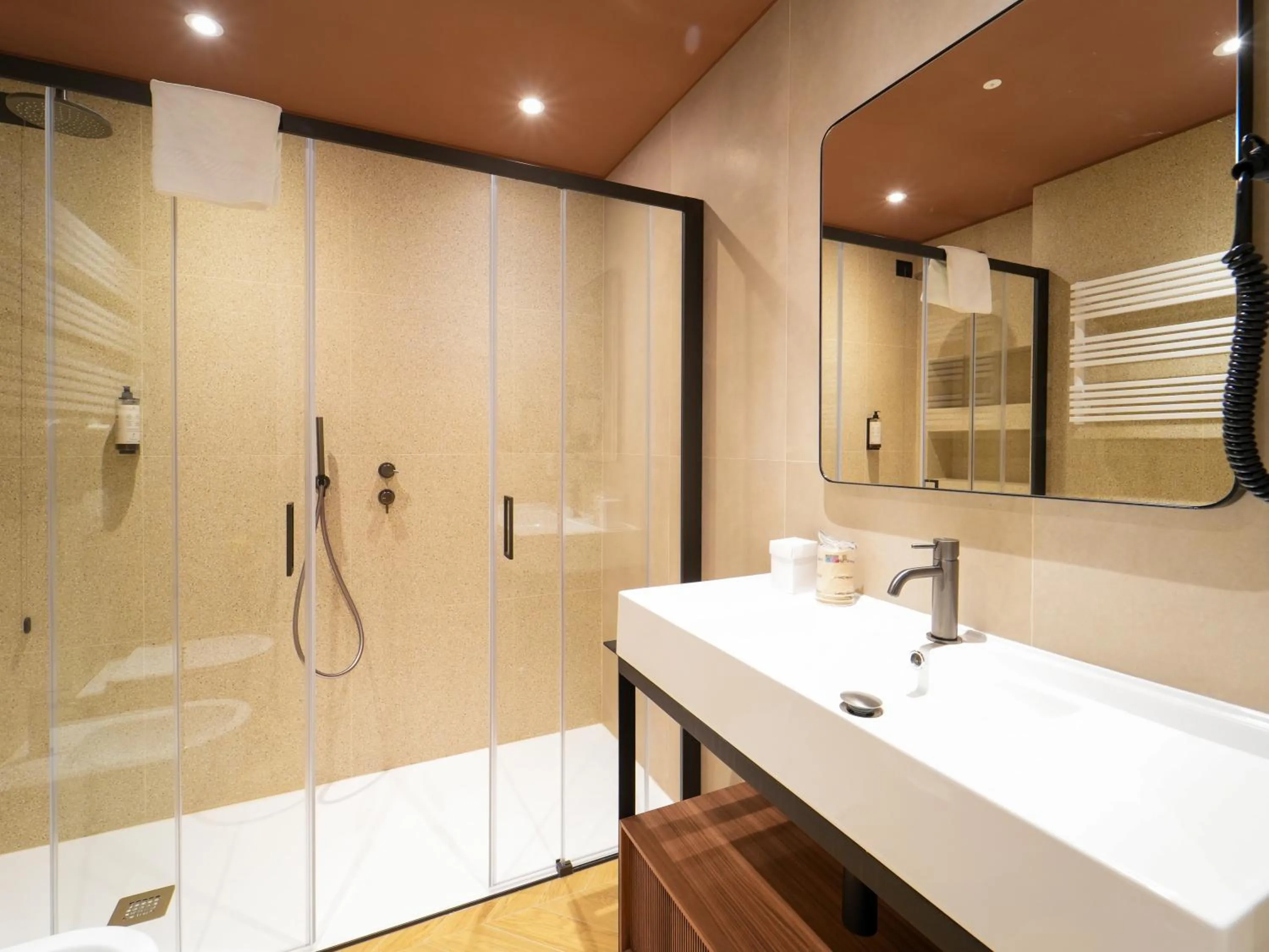 Shower in Hotel Arya by Mauro