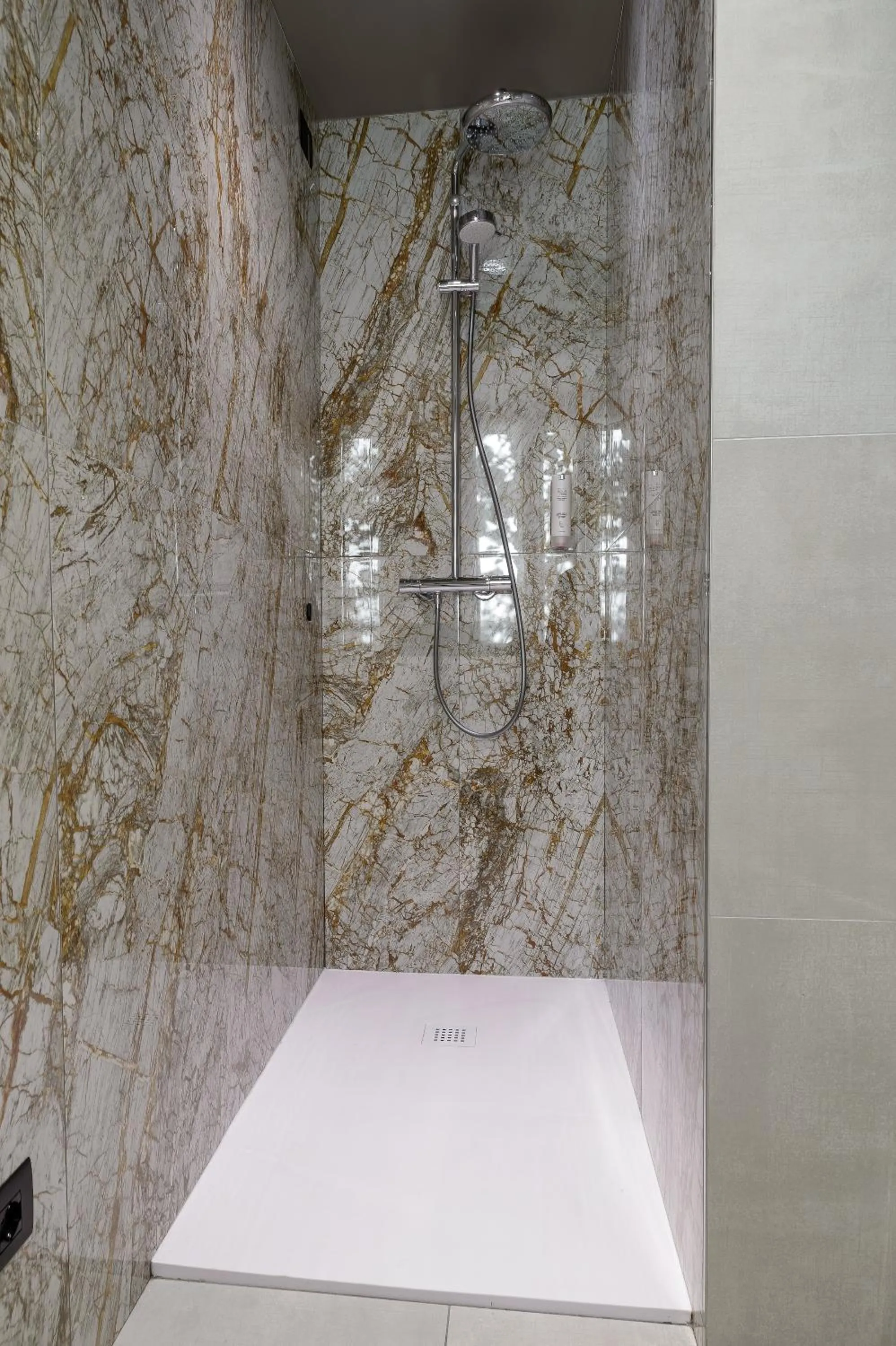 Shower in Hotel Arya by Mauro