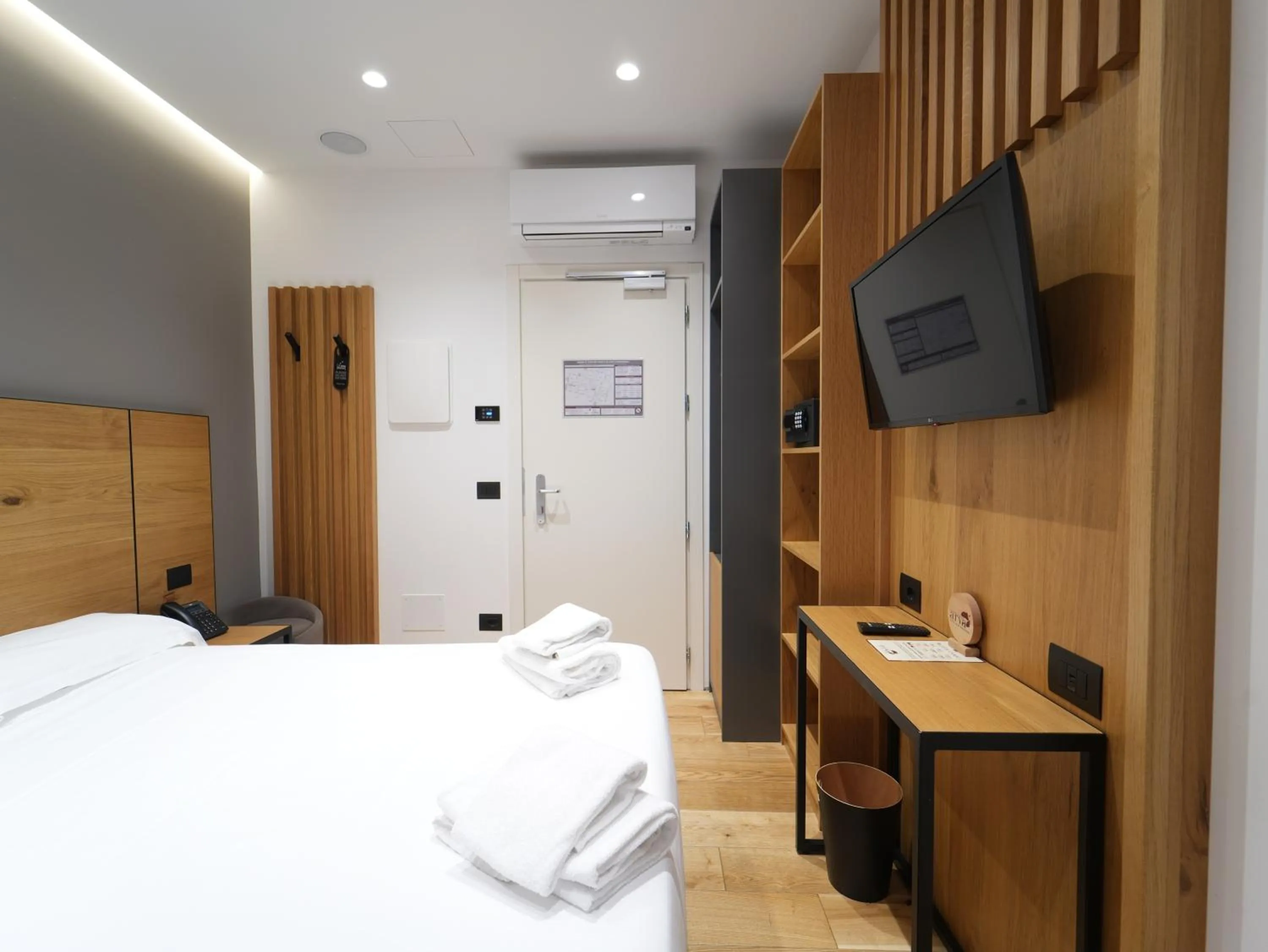 Bedroom, Bed in Hotel Arya by Mauro