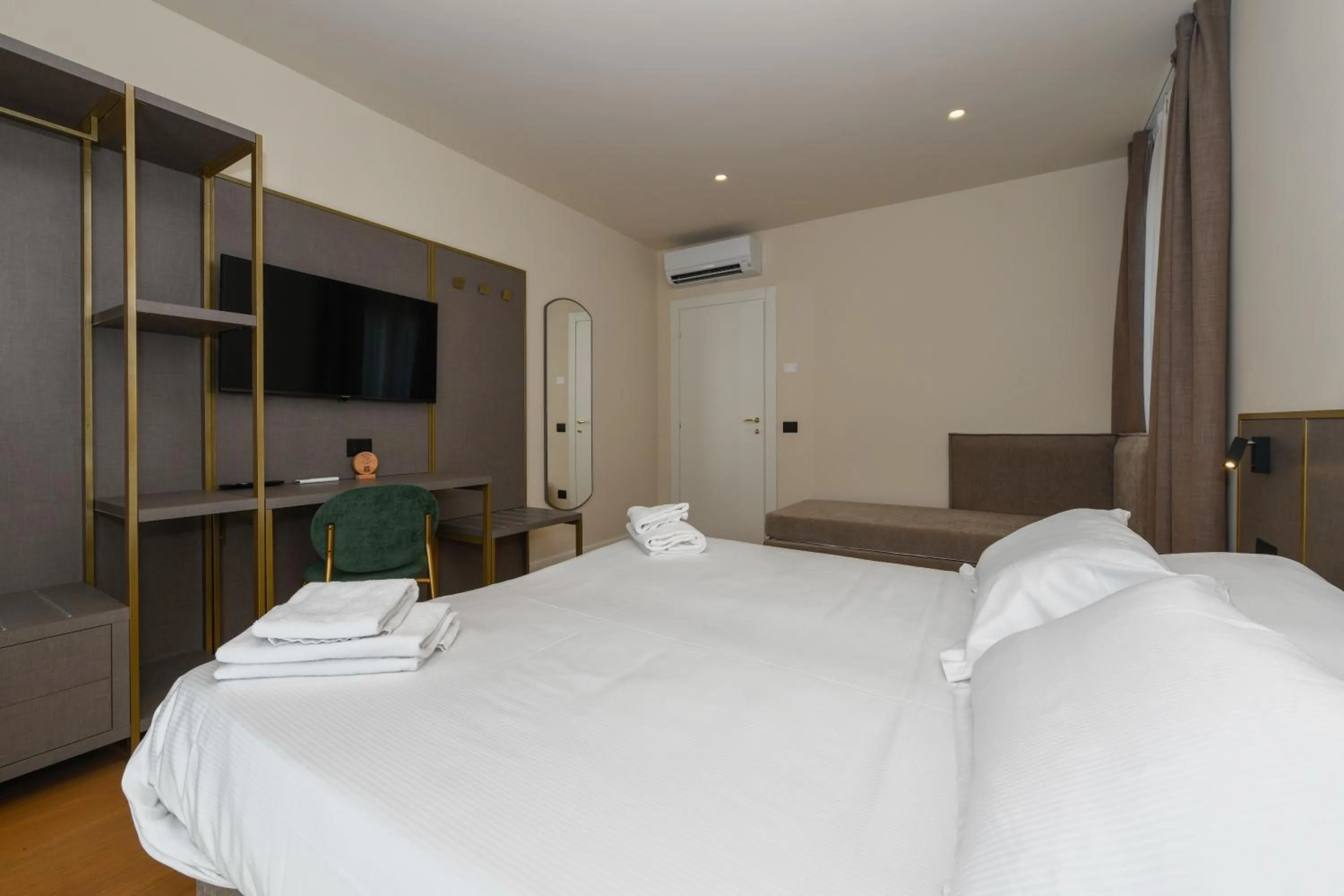 TV and multimedia, Bed in Best Western Hotel Arya