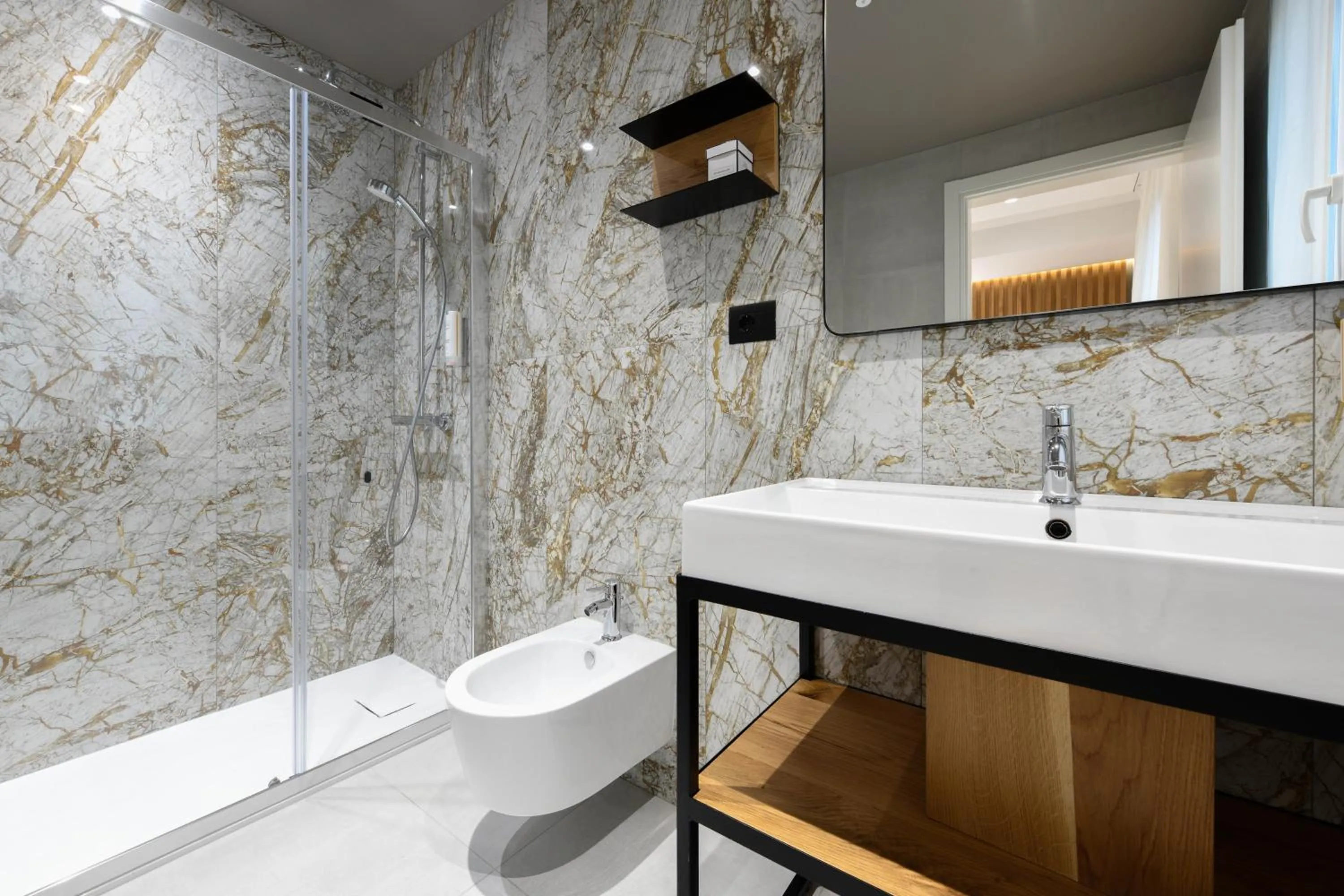 Shower in Hotel Arya by Mauro