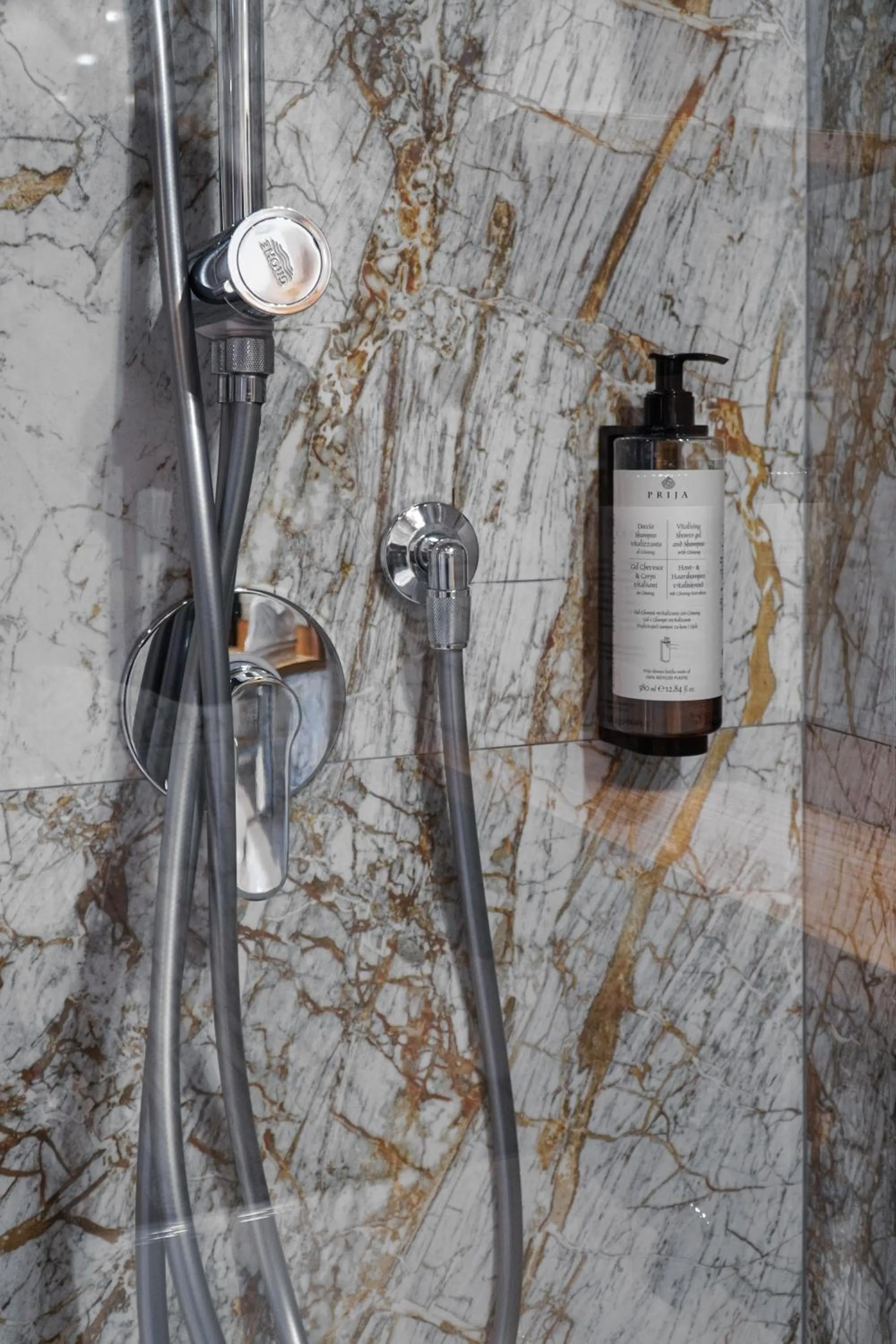 Shower in Hotel Arya by Mauro