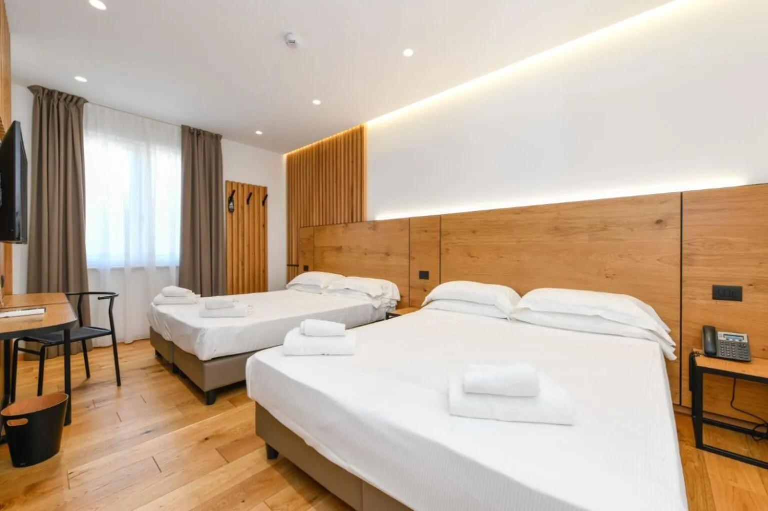 Bed in Best Western Hotel Arya