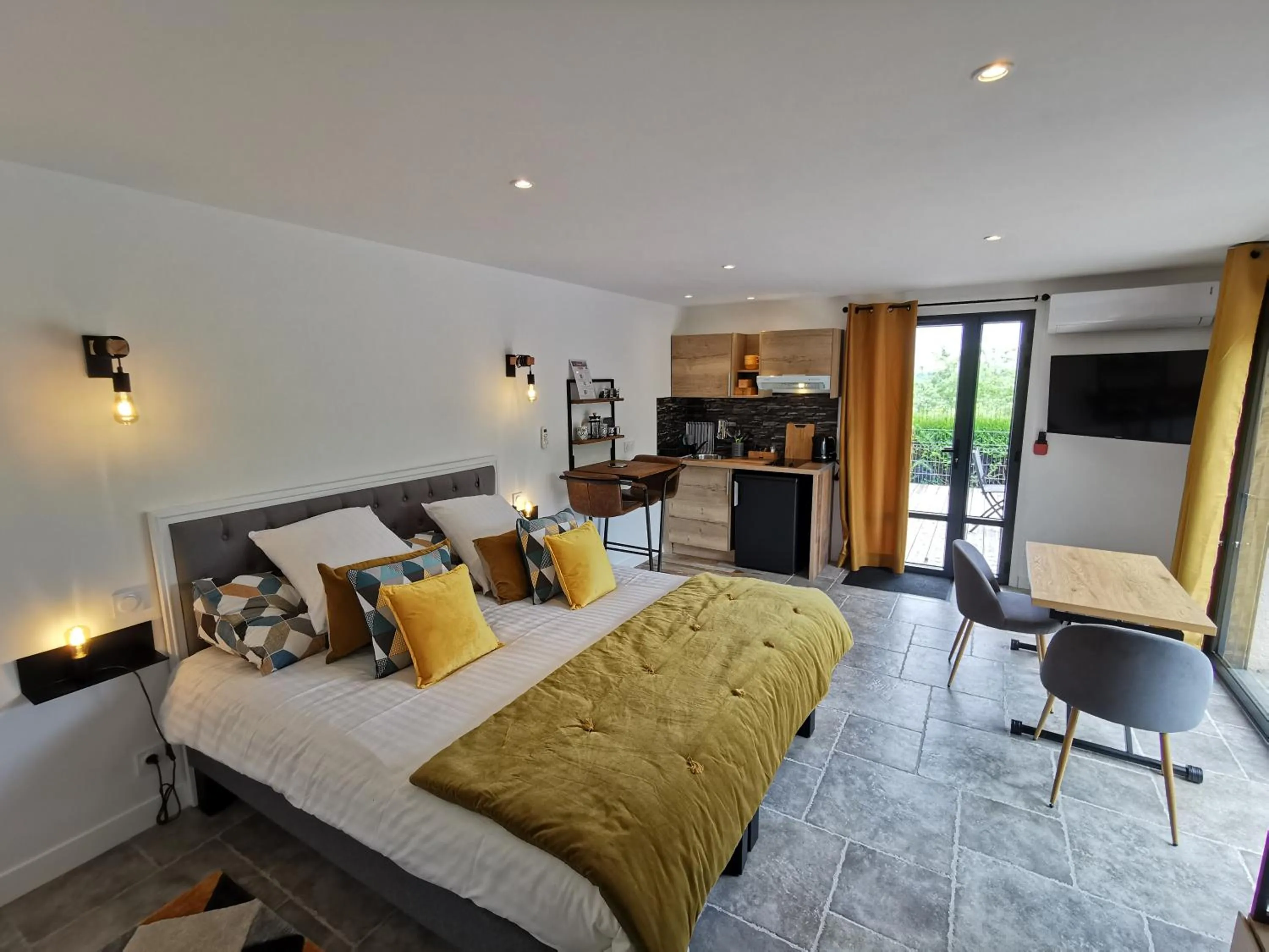 Bedroom, Bed in Les Terrasses de Saumur - Hôtel & Appartements - Restaurant & Spa (Logis)