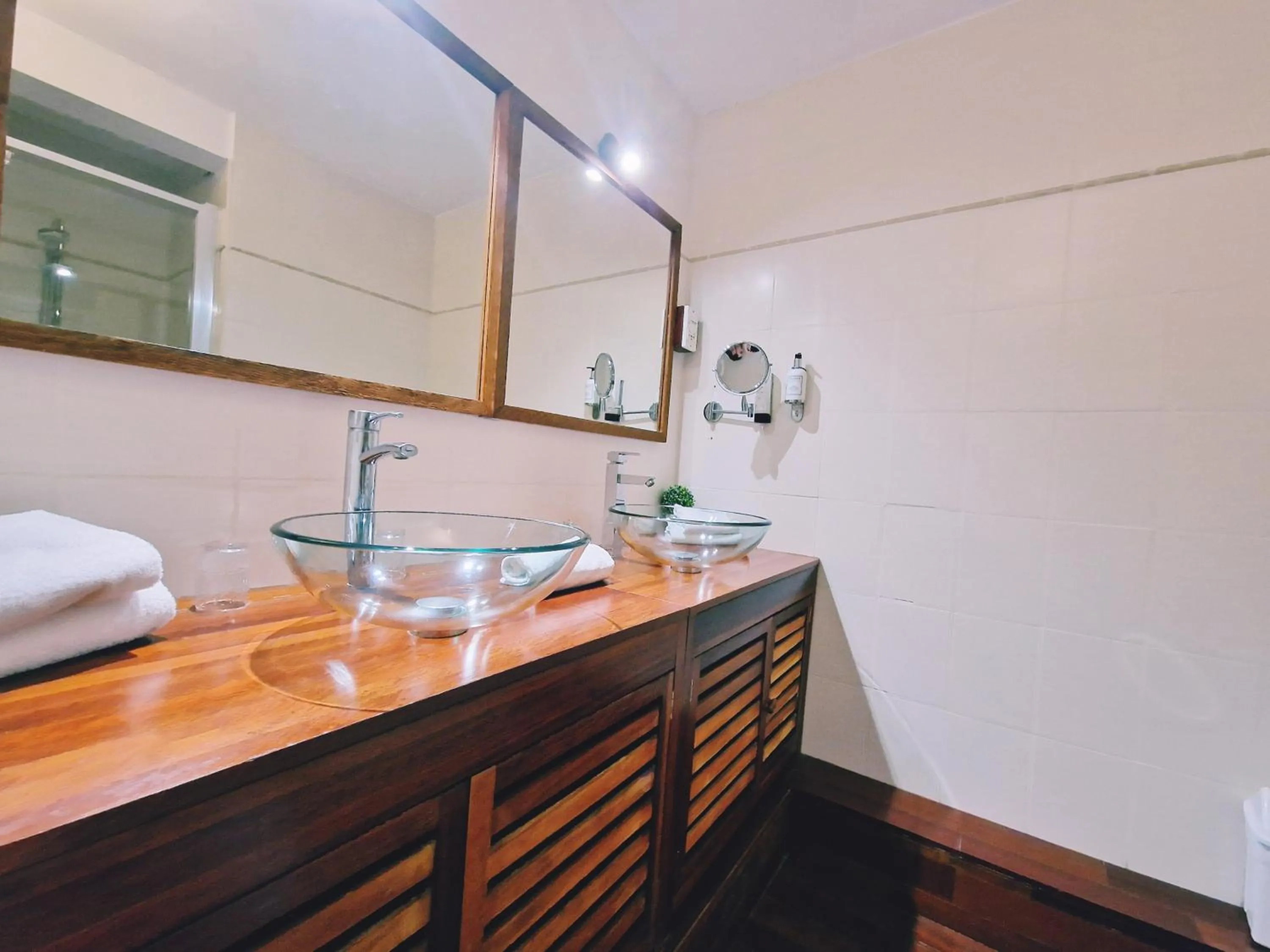 Bathroom in Les Terrasses de Saumur - Hôtel & Appartements - Restaurant & Spa (Logis)