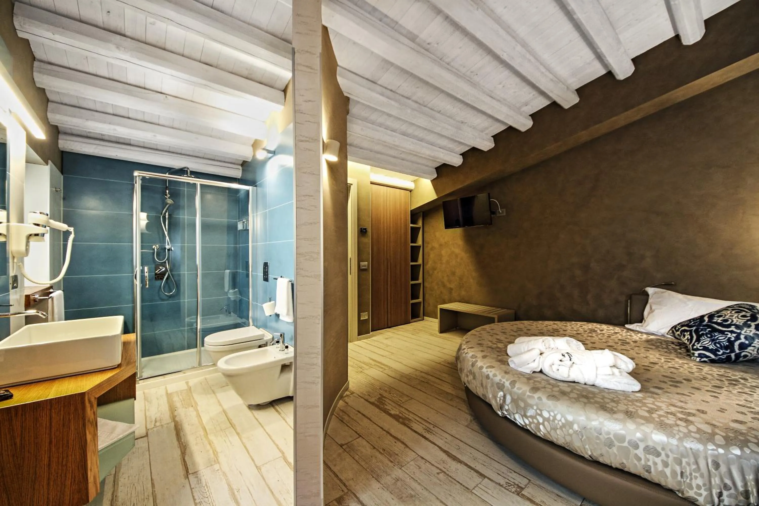 Bedroom, Bed in Notti O' Tunn Luxury Rooms in centro