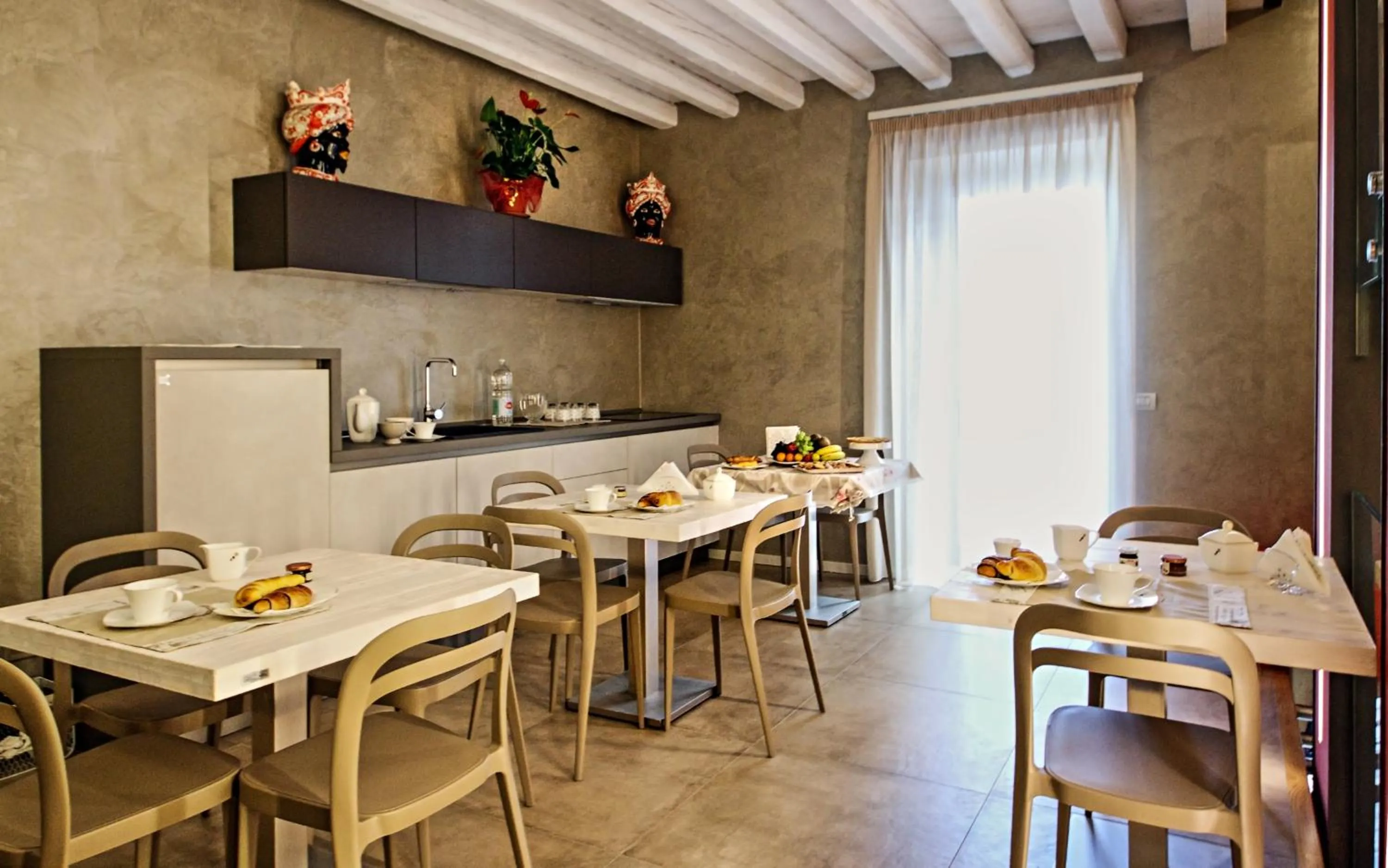 Restaurant/places to eat in Notti O' Tunn Luxury Rooms in centro